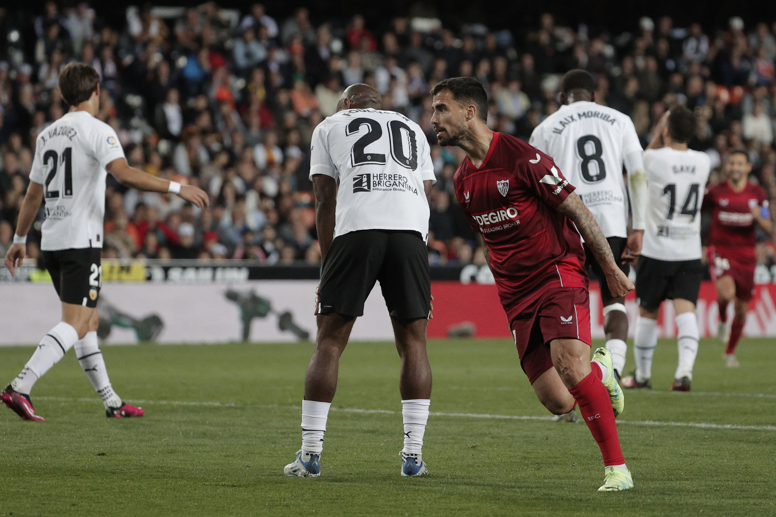 Suso celebra el segundo gol del Sevilla ante la desolacin valencianista.