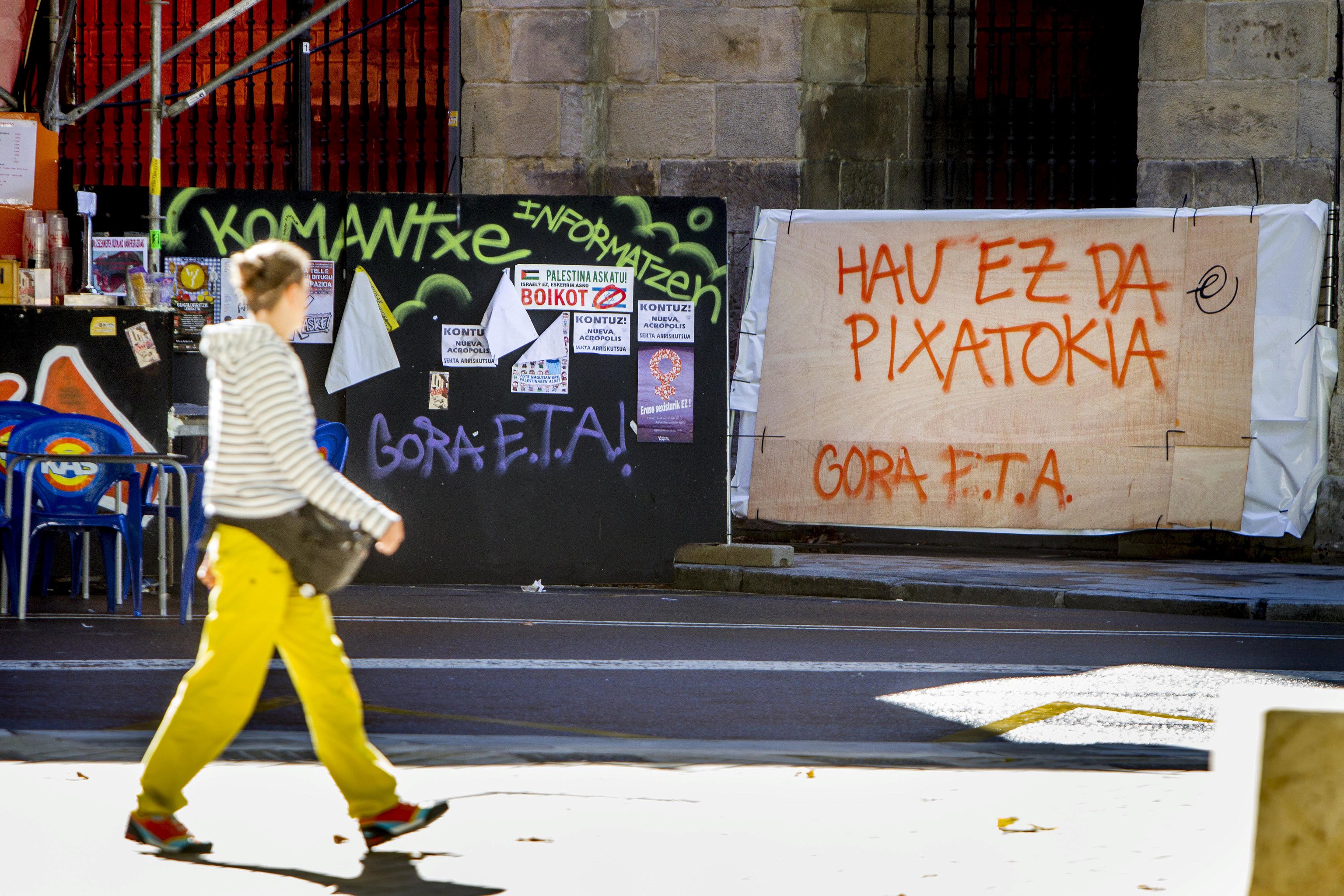 Pintadas a favor de ETA en el Casco Viejo de Bilbao despus de la declaracin del cese de la actividad terrorista en 2011.