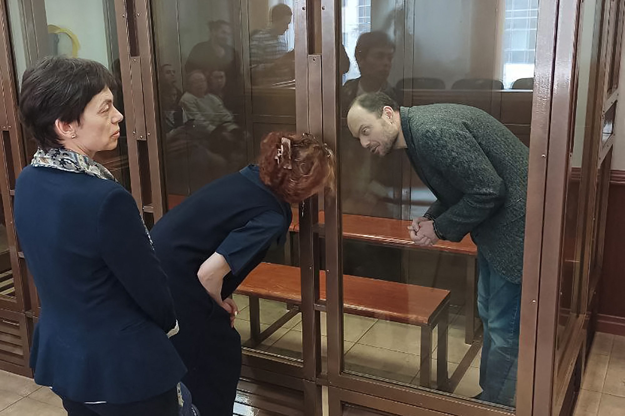 Kara Murza habla con su abogada, Durante el juicio.