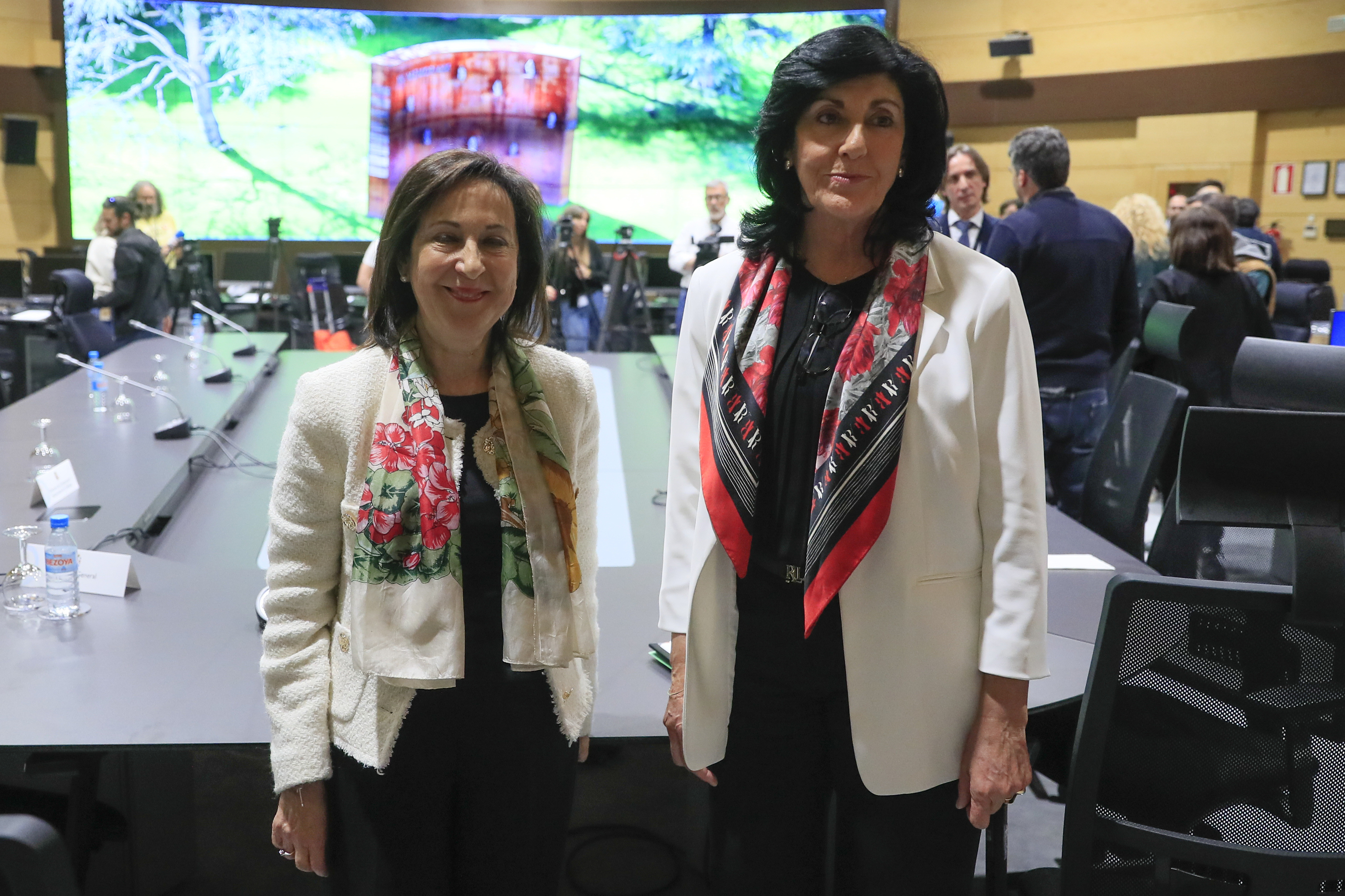 La ministra de Defensa,MargaritaRobles, junto a la directora del CNI, Esperanza Casteleiro