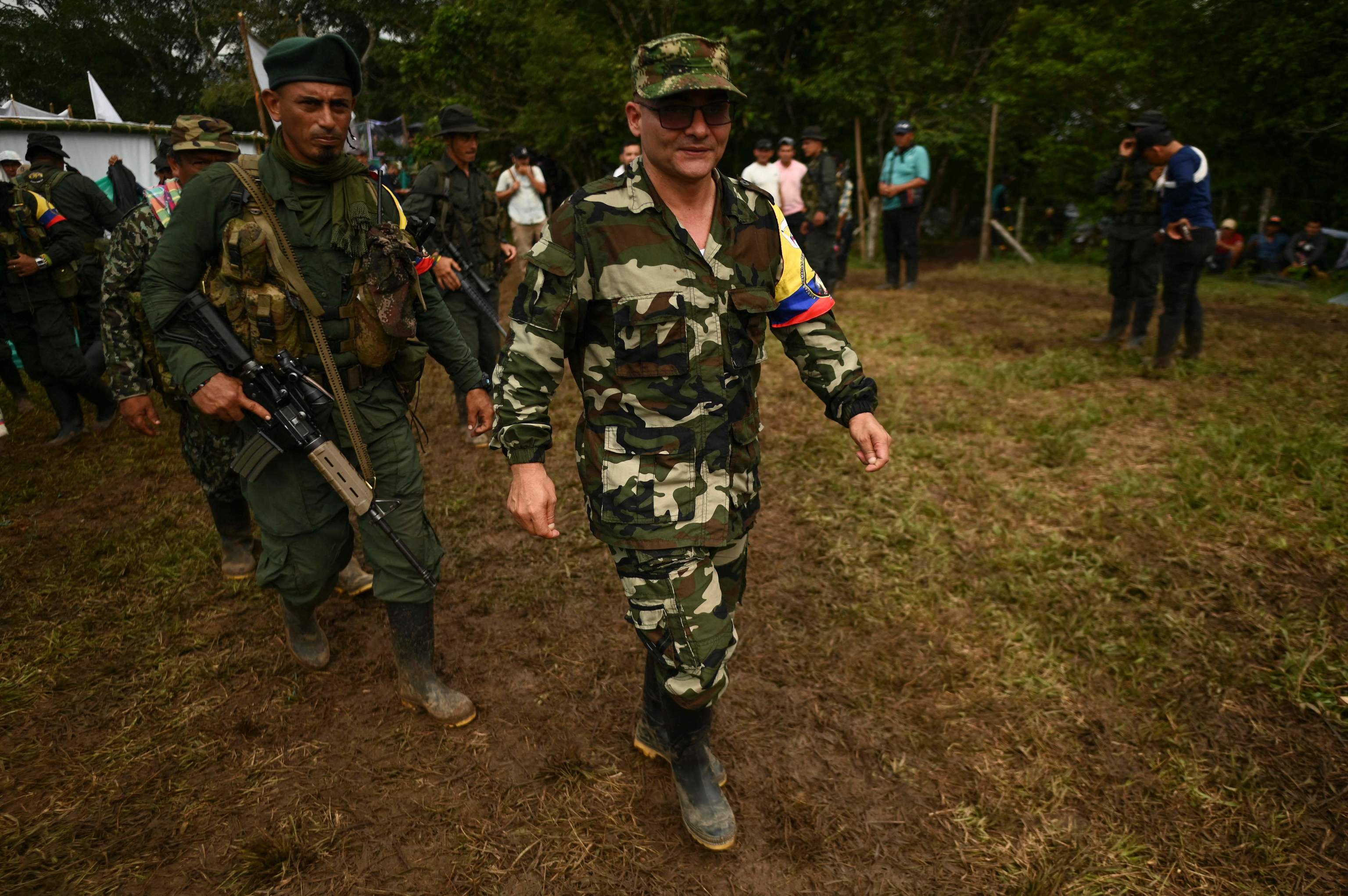 El alto comandante de las FARC-EP, 'Ivan Mordisco' (C), en Caquet (Colombia).
