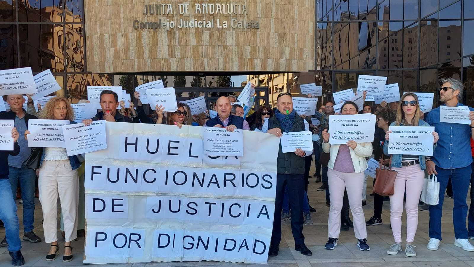 Funcionarios de Justicia, manifestndose, a las puertas del edificio judicial de La Caleta en Granada.