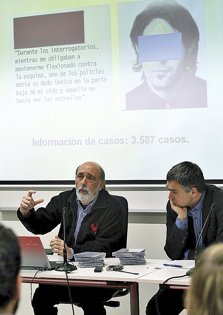 El forense Francisco Etxeberria (izda.) y el secretario general de Paz y Convivencia, Jonan Fernández.