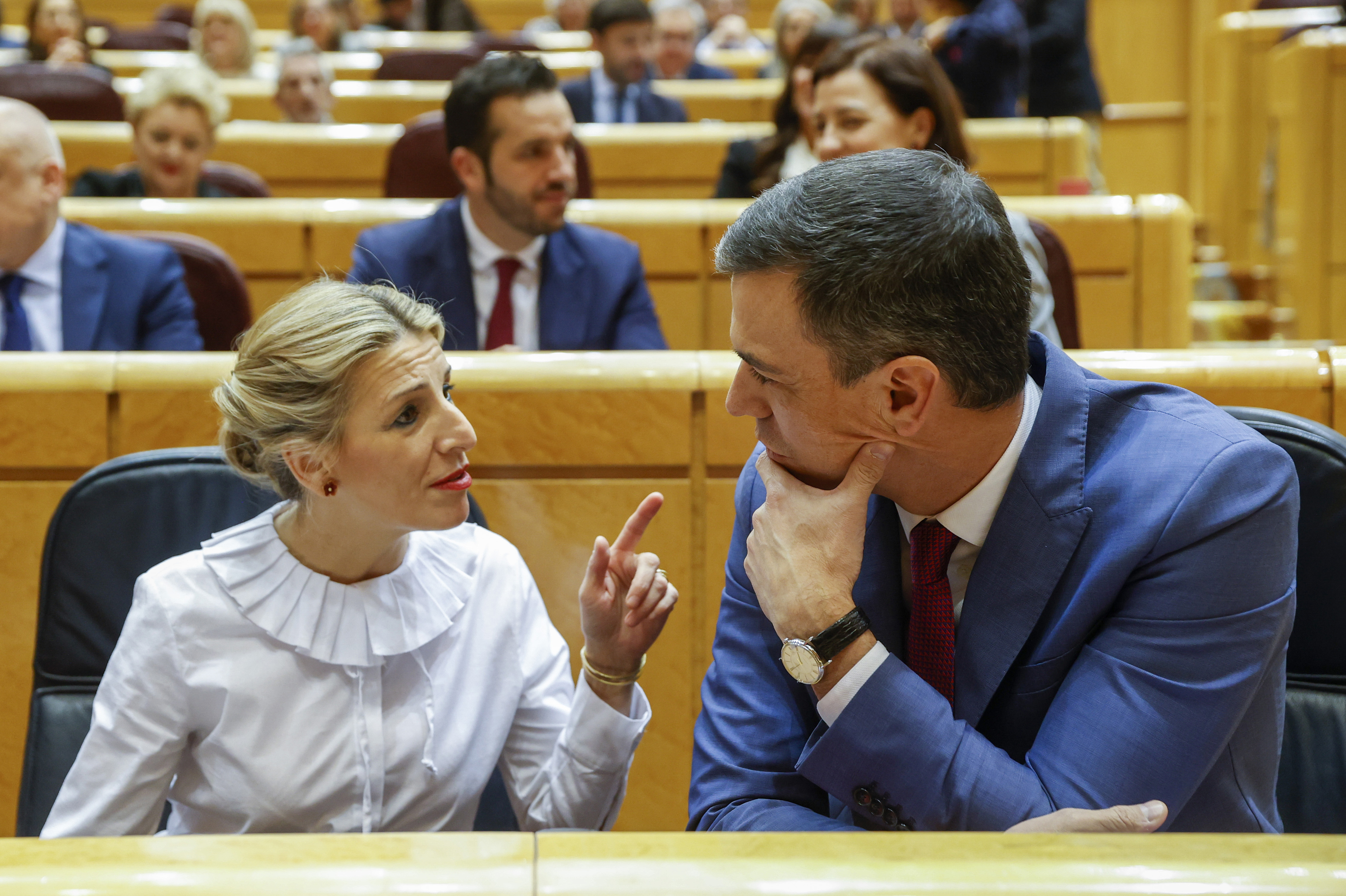 Pedro Sánchez y Yolanda Díaz conversan durante una sesión en el Senado.