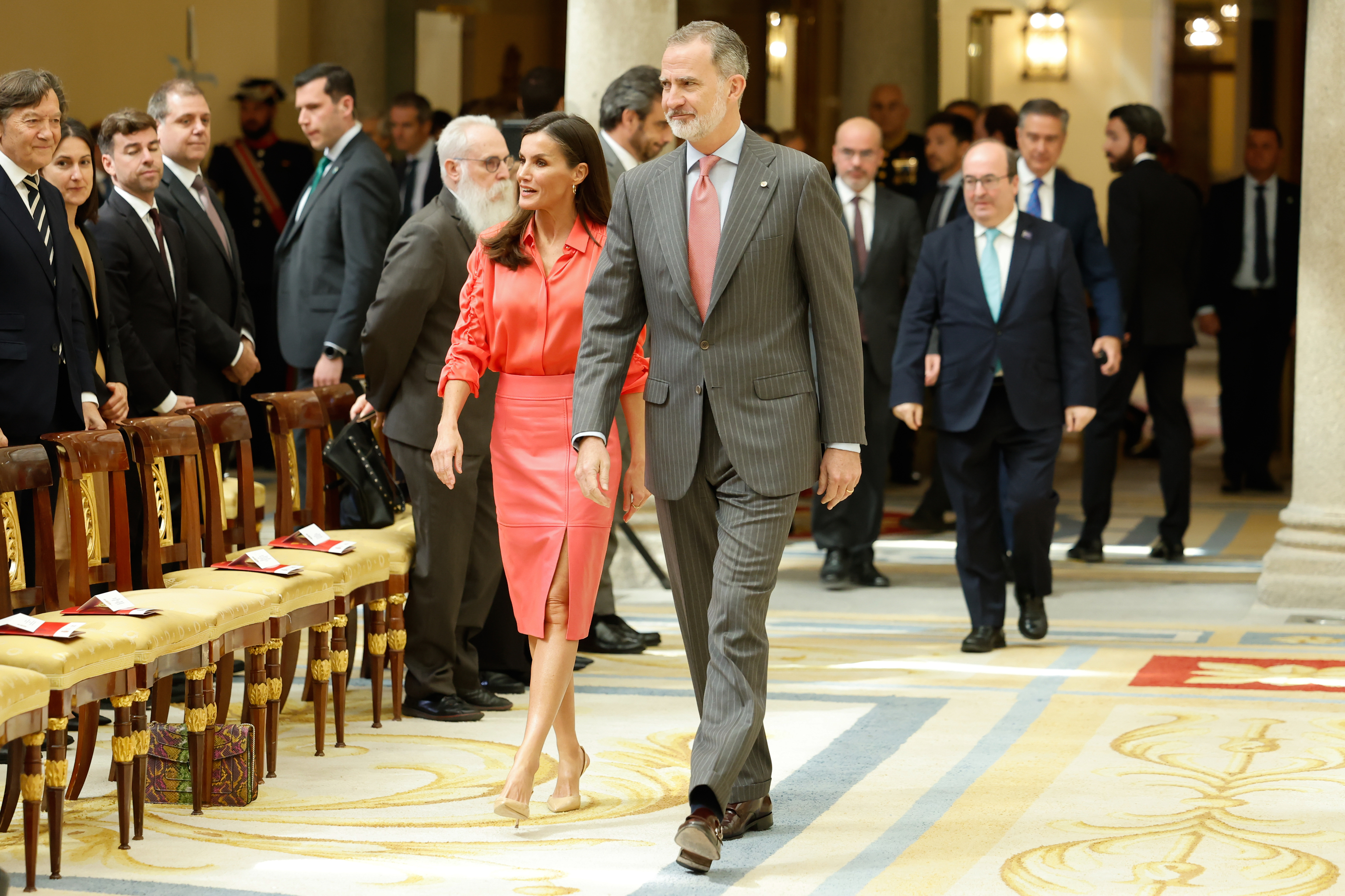 ALT: La Reina Letizia estrena su falda de cuero ms atrevida, abertura mediante