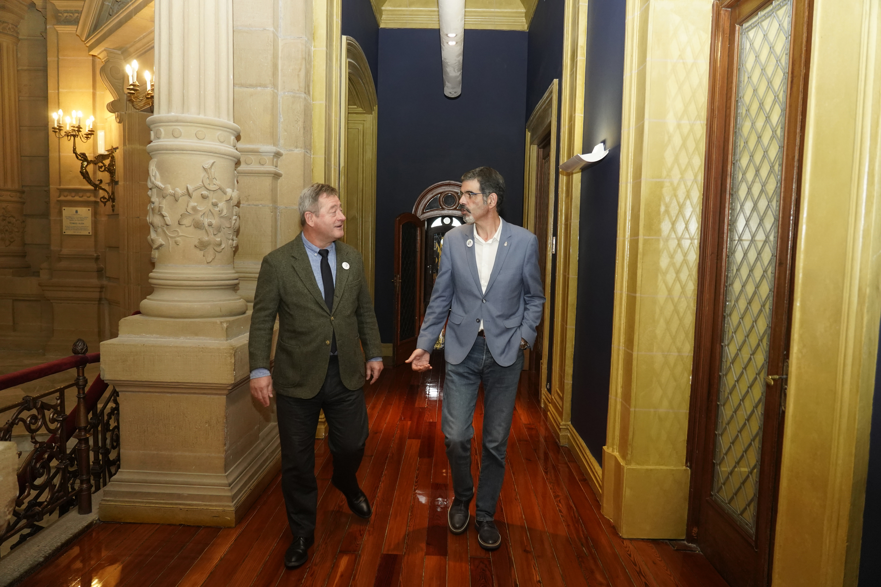 El portavoz del Gobierno vasco Bingen Zupiria y el alcalde de Donostia Eneko Goia durante un encuentro en el Consistorio.