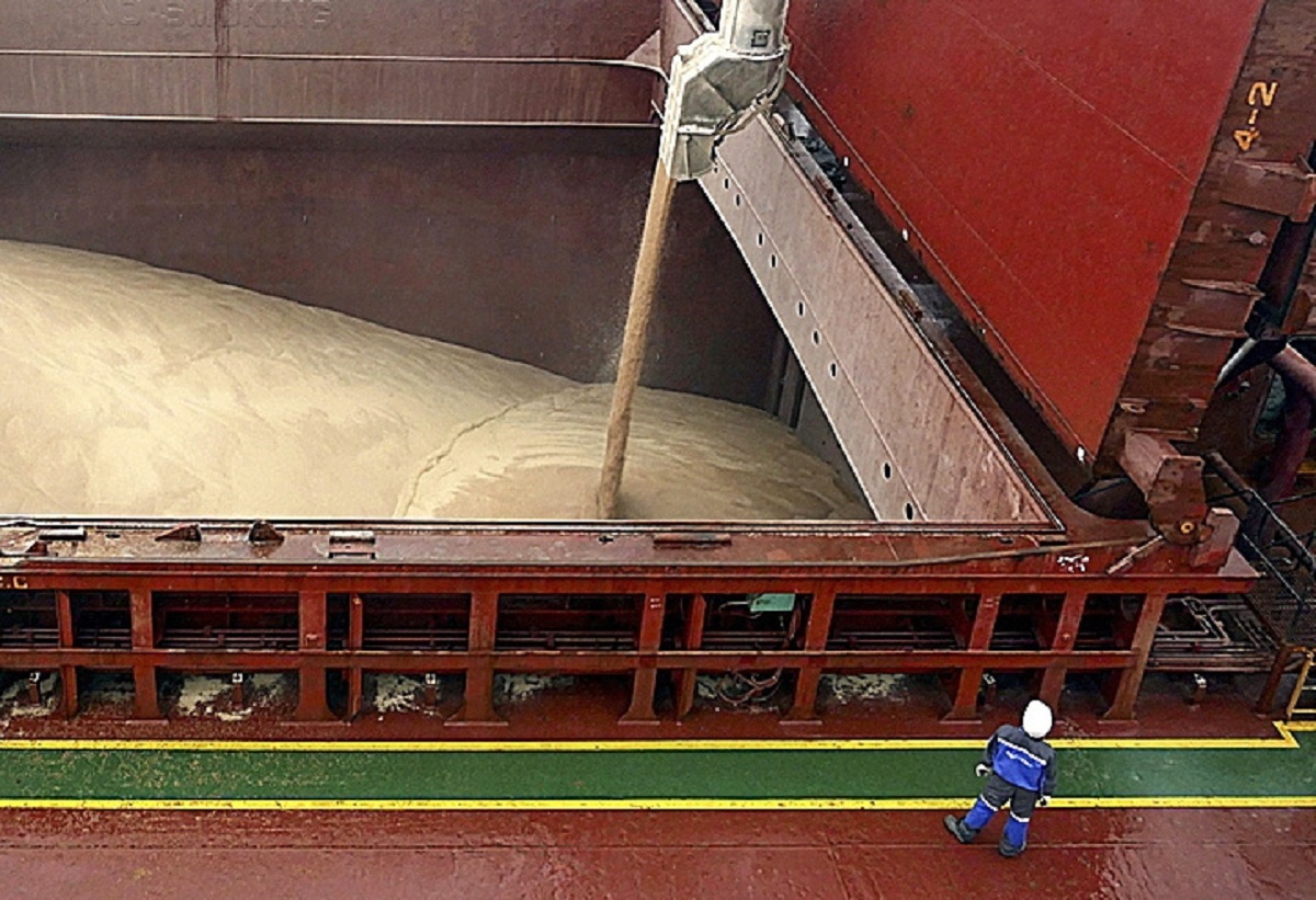 Un granelero se carga de trigo en el puerto de Chornomorsk, en febrero.
