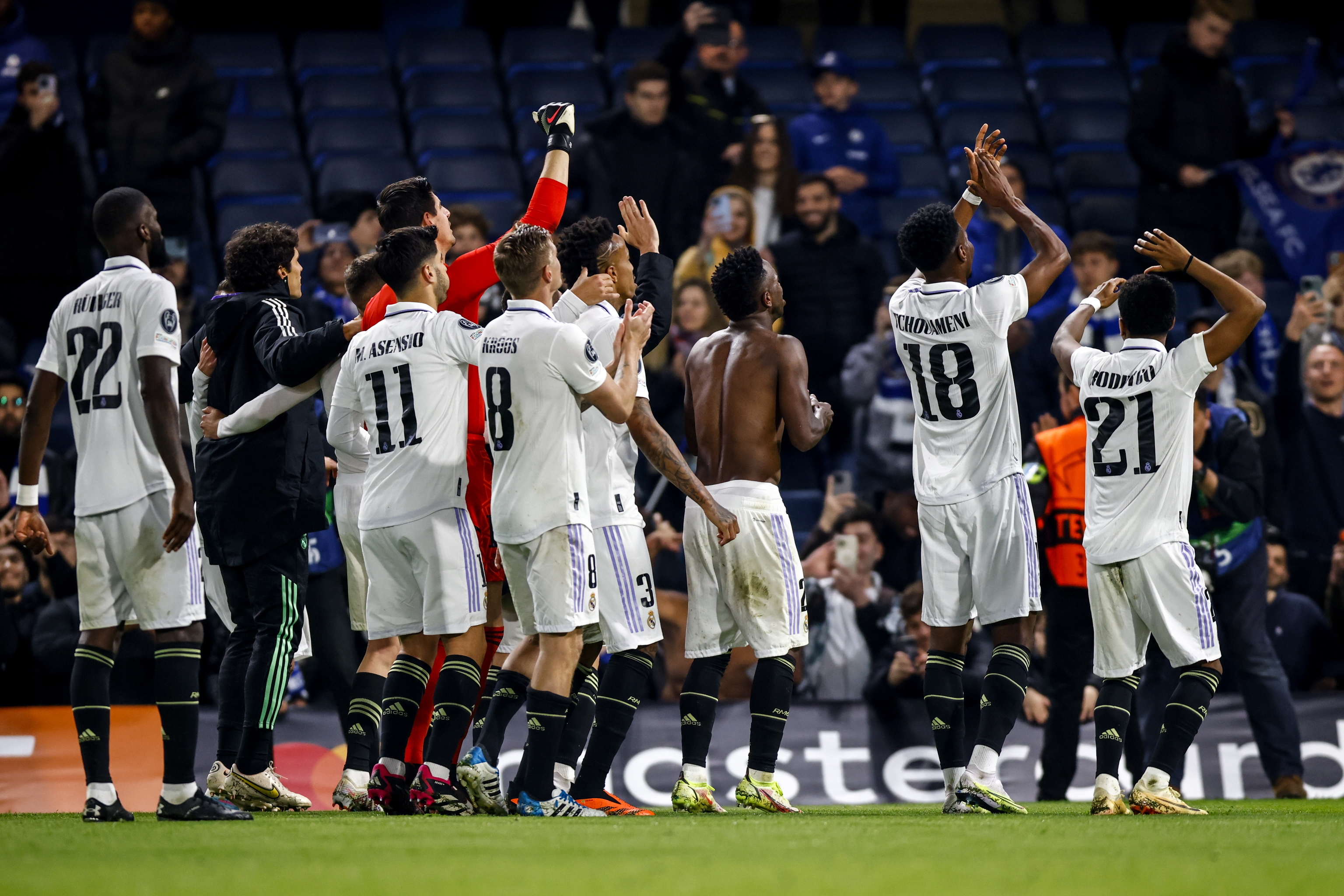 Los jugadores del Real Madrid celebran la victoria en Stamford Bridge.