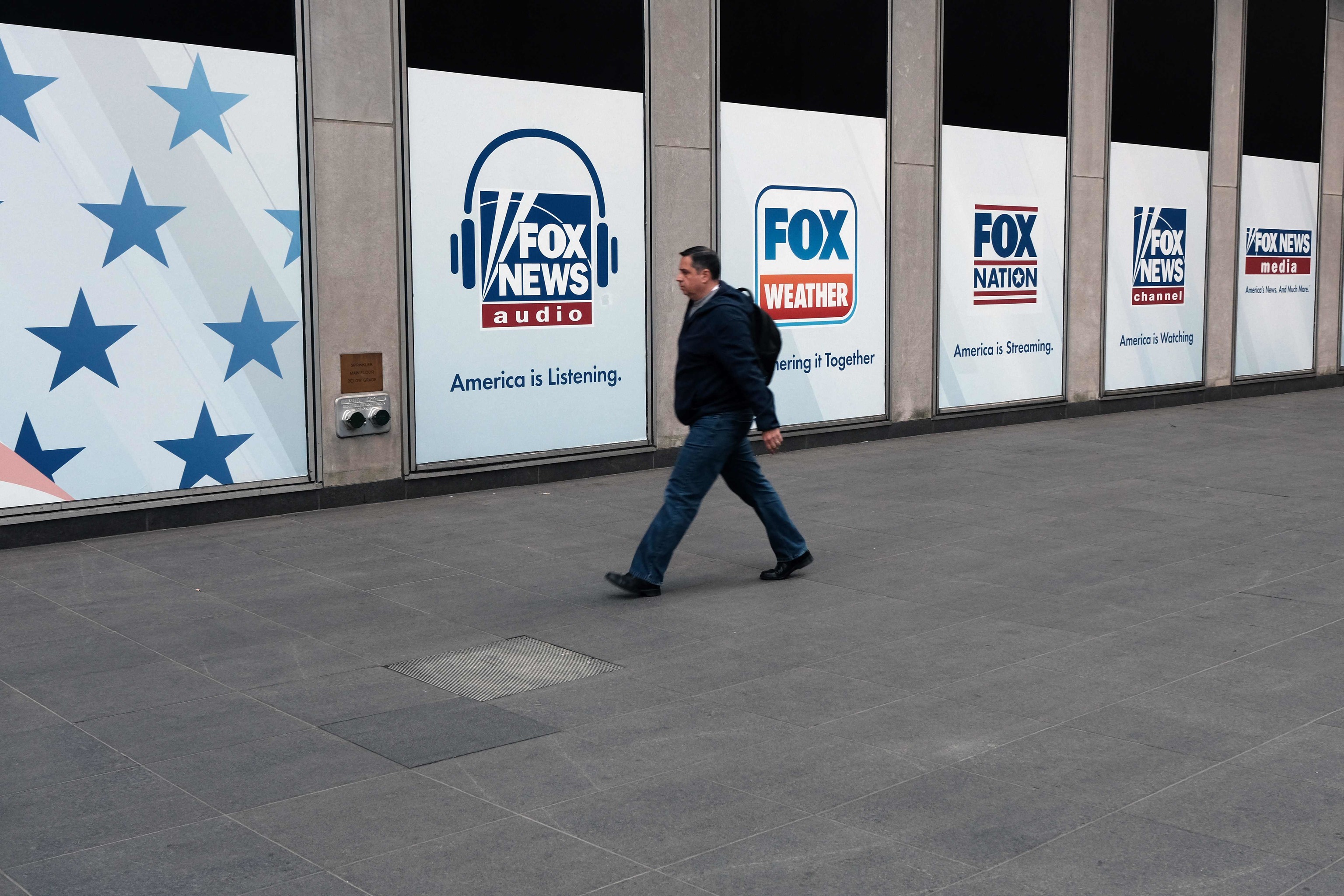 Una persona camina junto a la sede principal de Fox News en Nueva York.