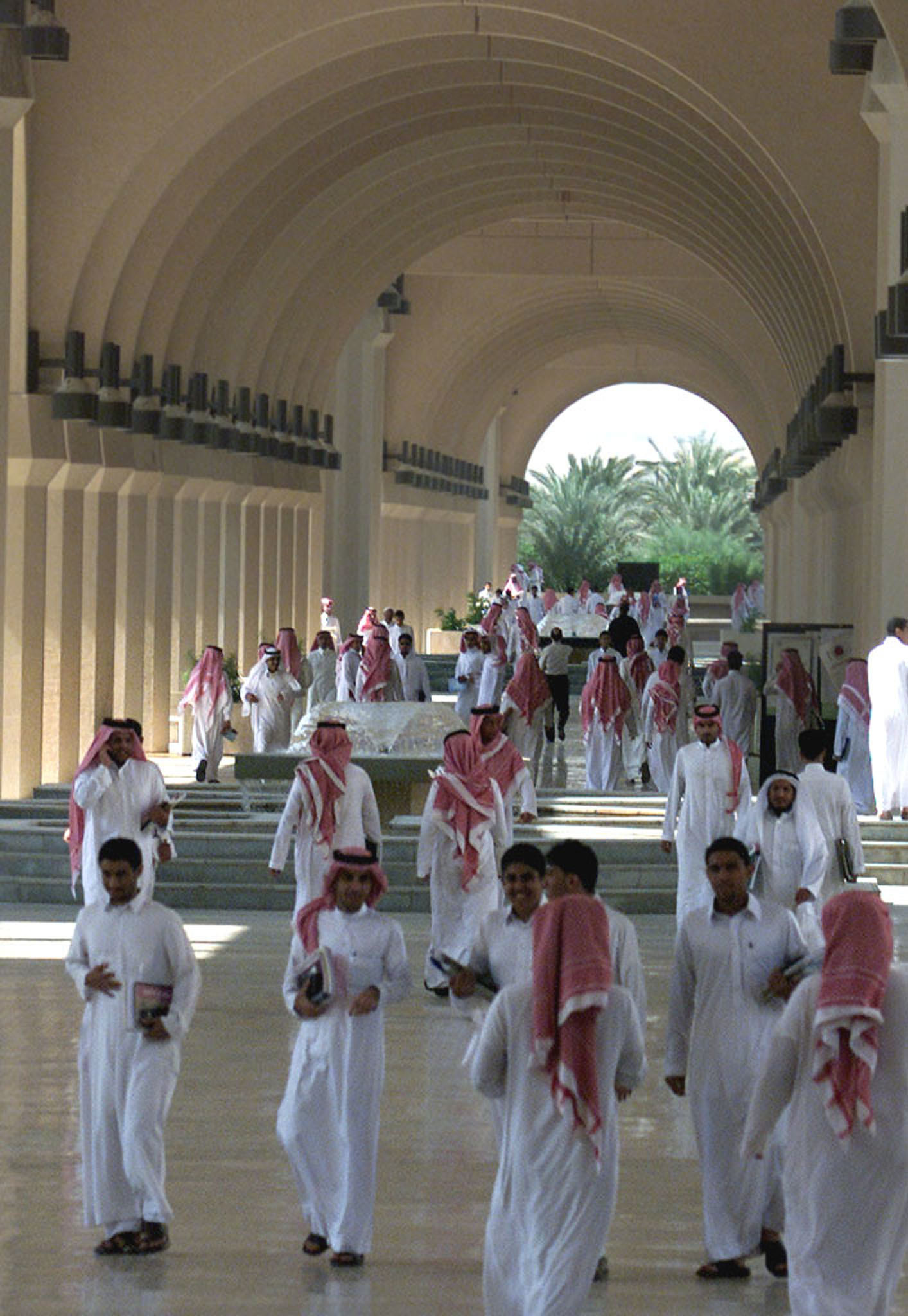 Estudiantes saudes en el vestbulo de la Universidad Saud, en Riad.