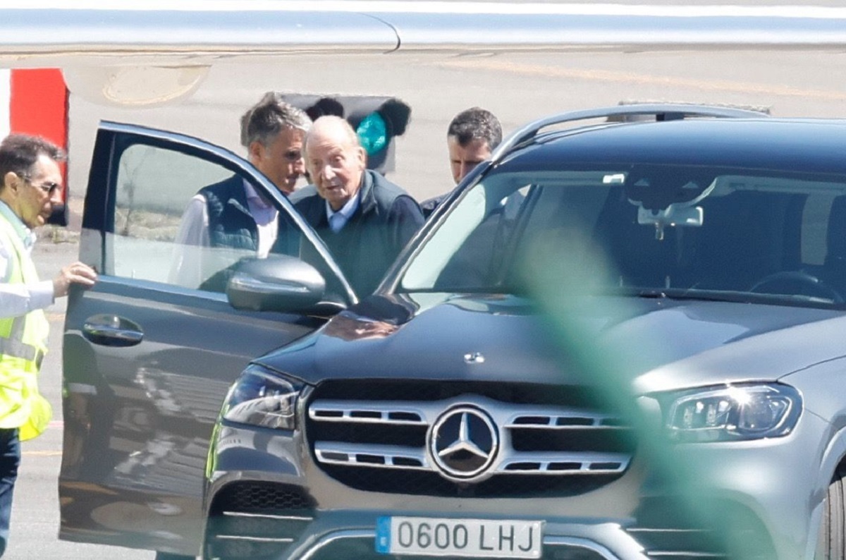 Don Juan Carlos, tras aterrizar en el aeropuerto de Vigo.