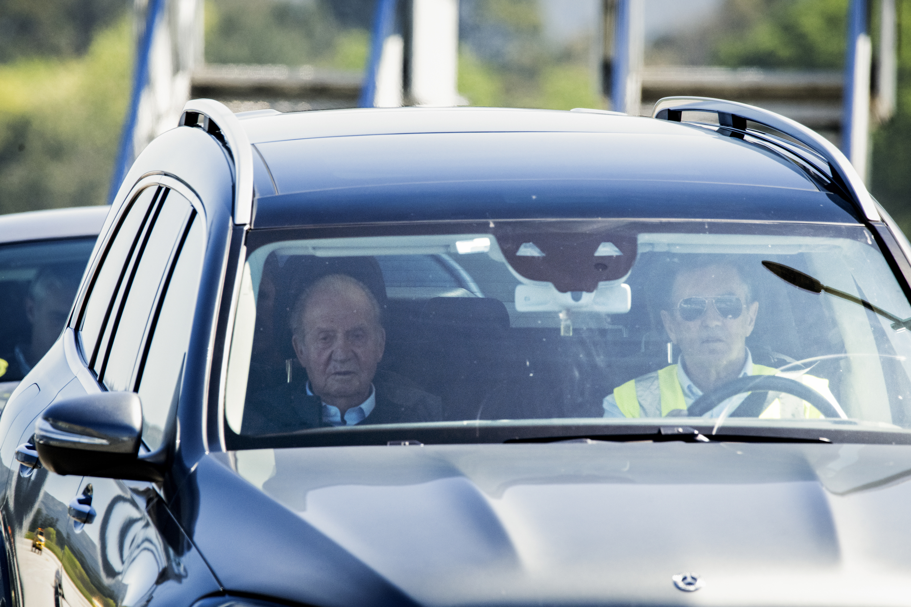 El Rey Juan Carlos, en el vehículo conducido por Pedro Campos, abandona el aeropuerto de Vigo.