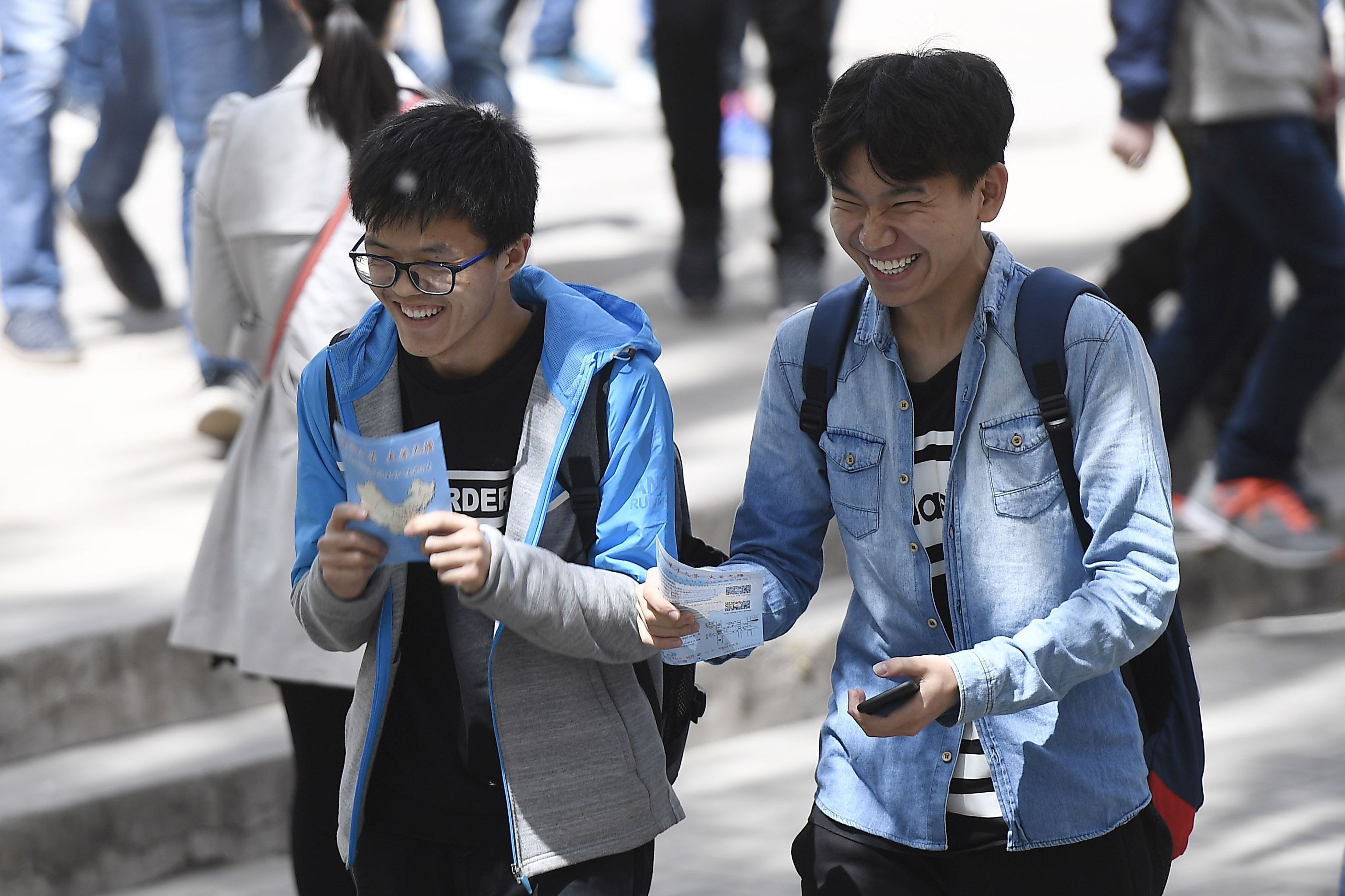 Voluntarios del banco de esperma de Shanxi reparten publicidad.