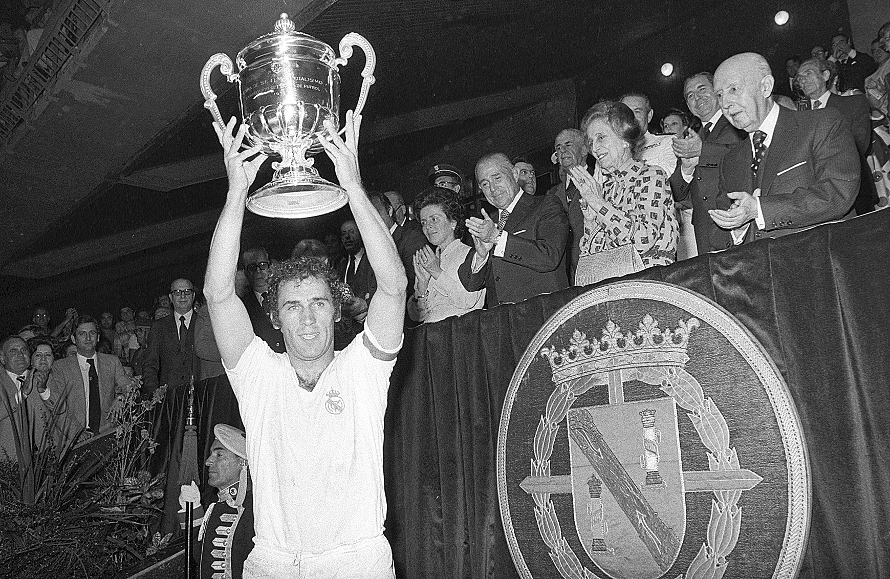 Amancio recoge la Copa del Generalsimo ganada por el Real Madrid en 1975.