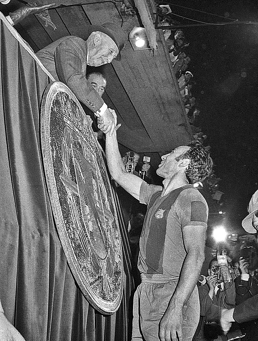 El capitan del Bara, Rif, saluda a Franco tras ganar la Copa del Generalsimo de 1971.