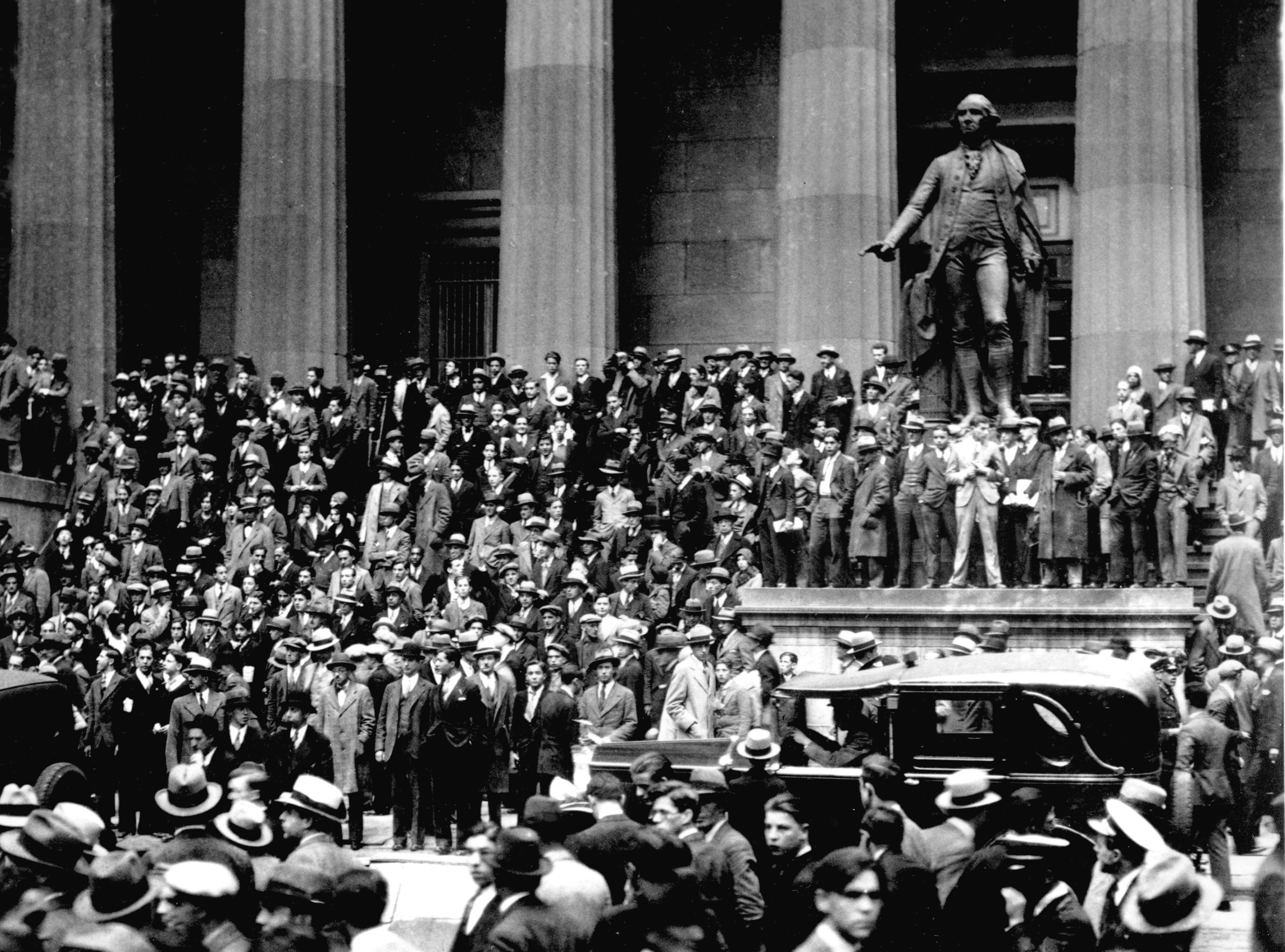 Una multitud, ante la Bolsa de Nueva York en el Jueves Negro de Wall Street.