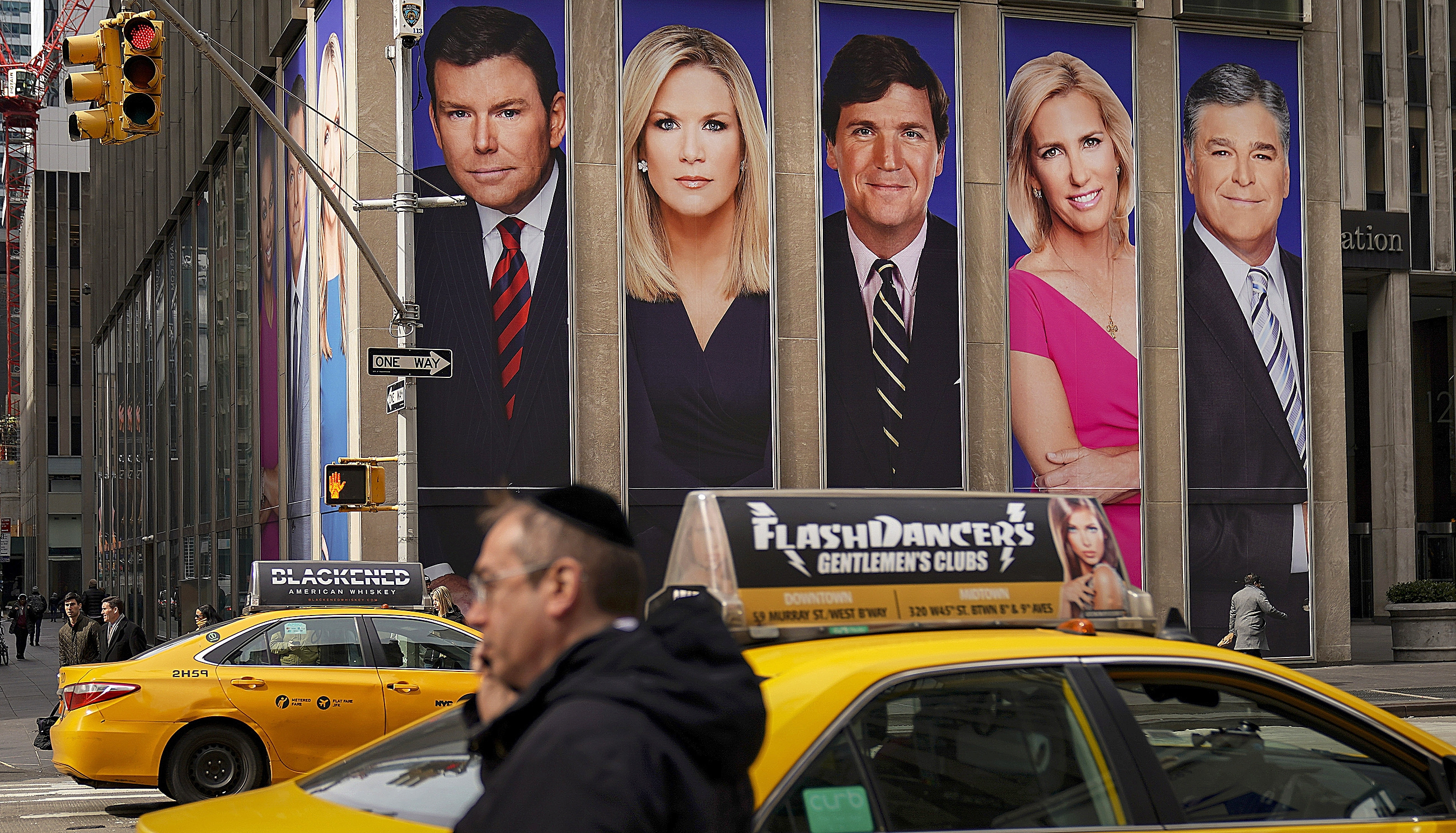 Un cartel publicitario de Fox News en la Sexta Avenida de Nueva York.