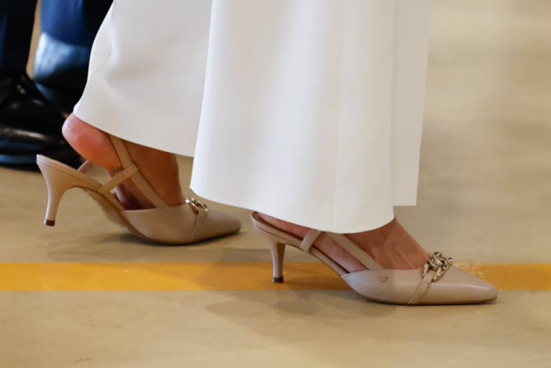 ALT: La Reina Letizia, reincidente: de nuevo de rosa, 'made in Spain', y con tacones bajos