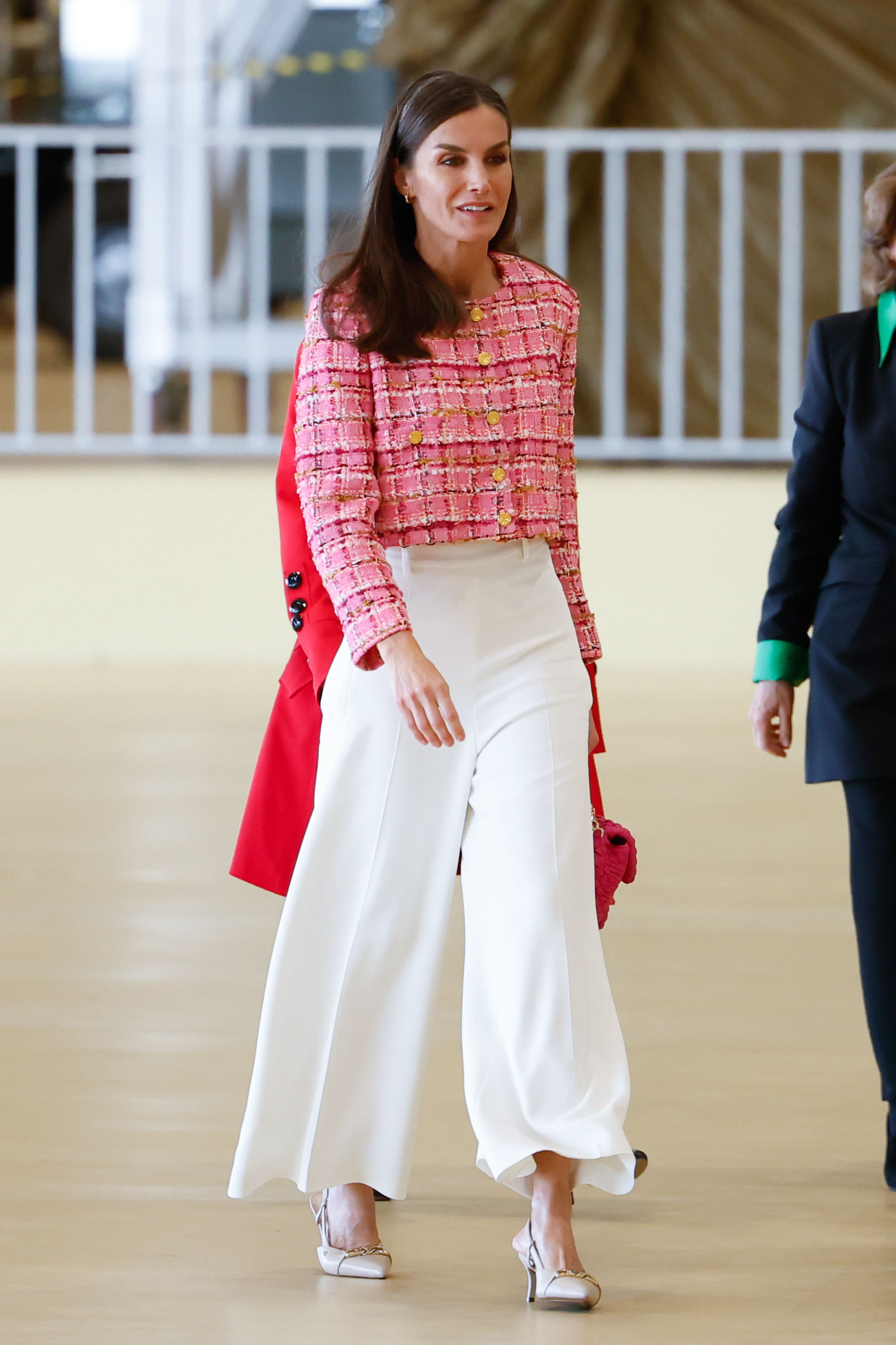 ALT: La Reina Letizia, reincidente: de nuevo de rosa, 'made in Spain', y con tacones bajos