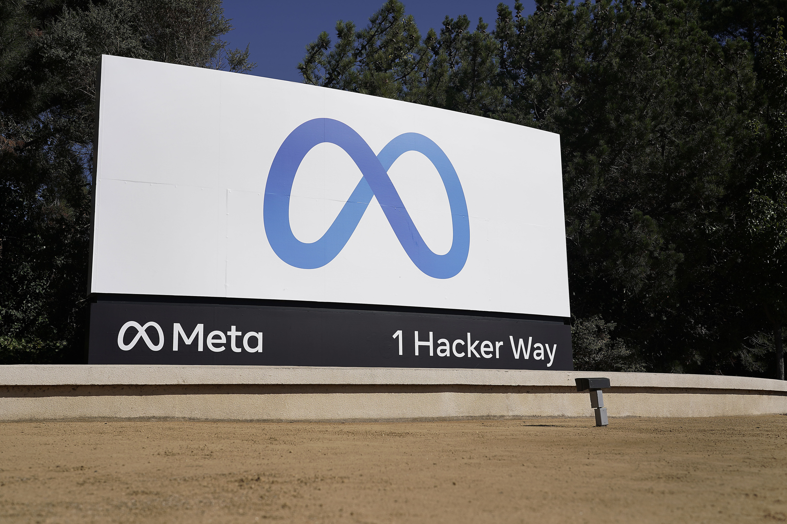 El logotipo de Meta en la sede de la empresa en Menlo Park, California.