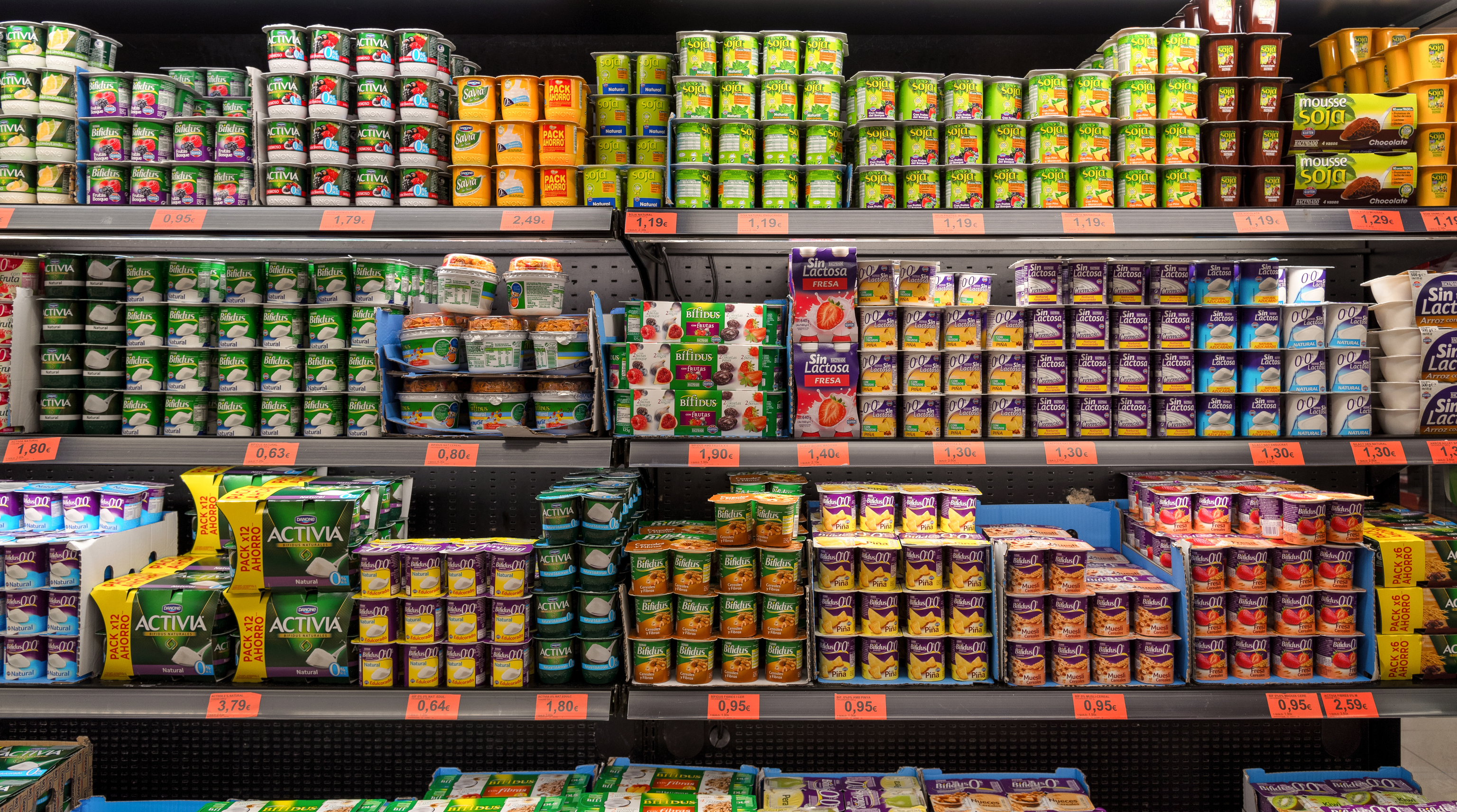 Lineal de productos lácteos en un supermercado de Mercadona en Valencia.