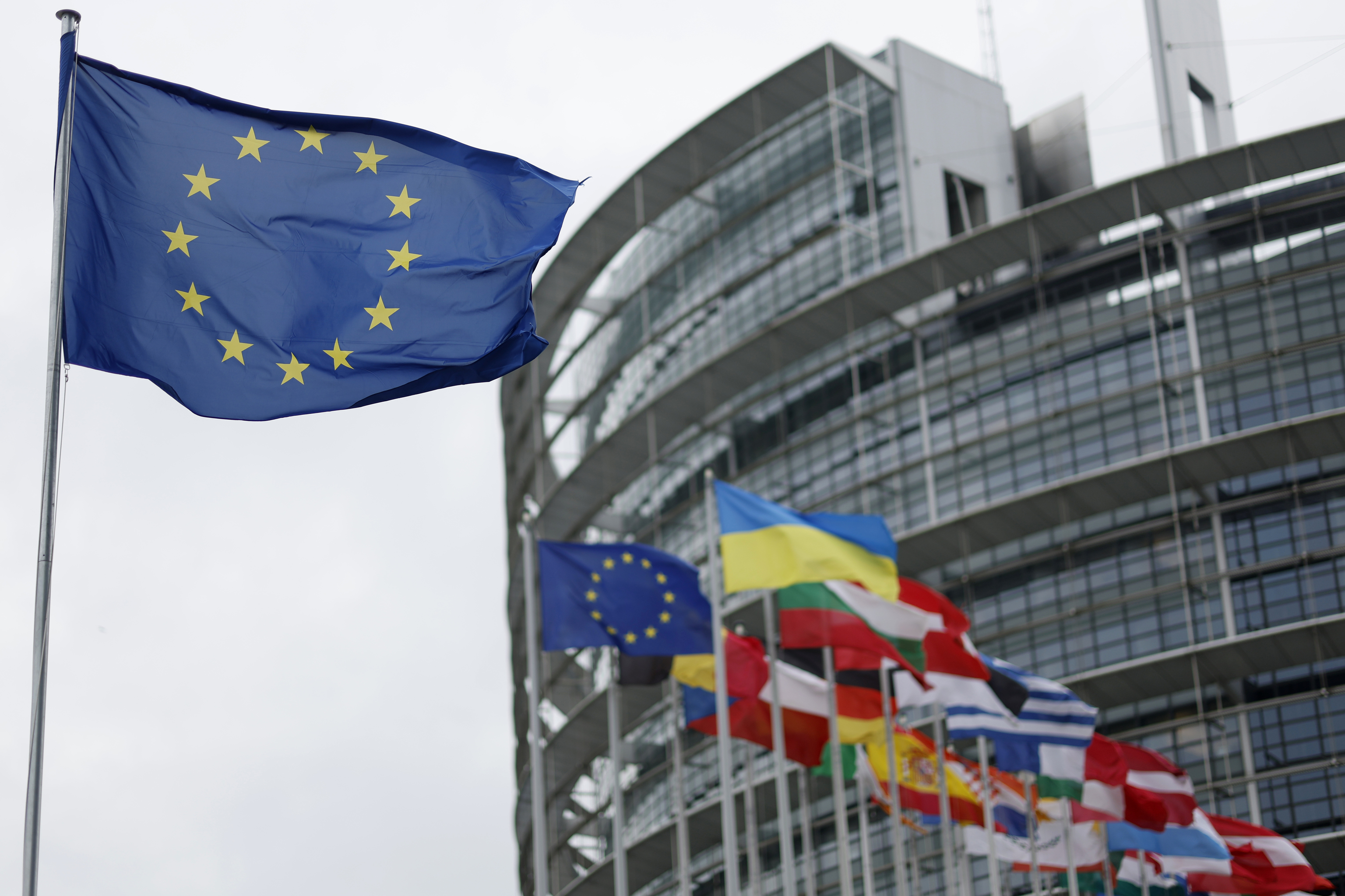La bandera Europa flotando frente al edificio del Parlamento Europeo.