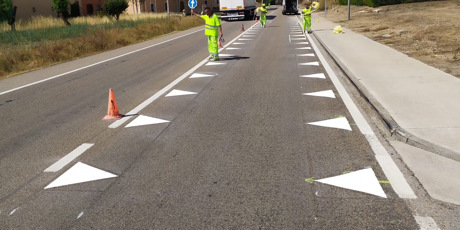 La nueva señalización en el asfalto de la DGT que obliga a reducir la velocidad.