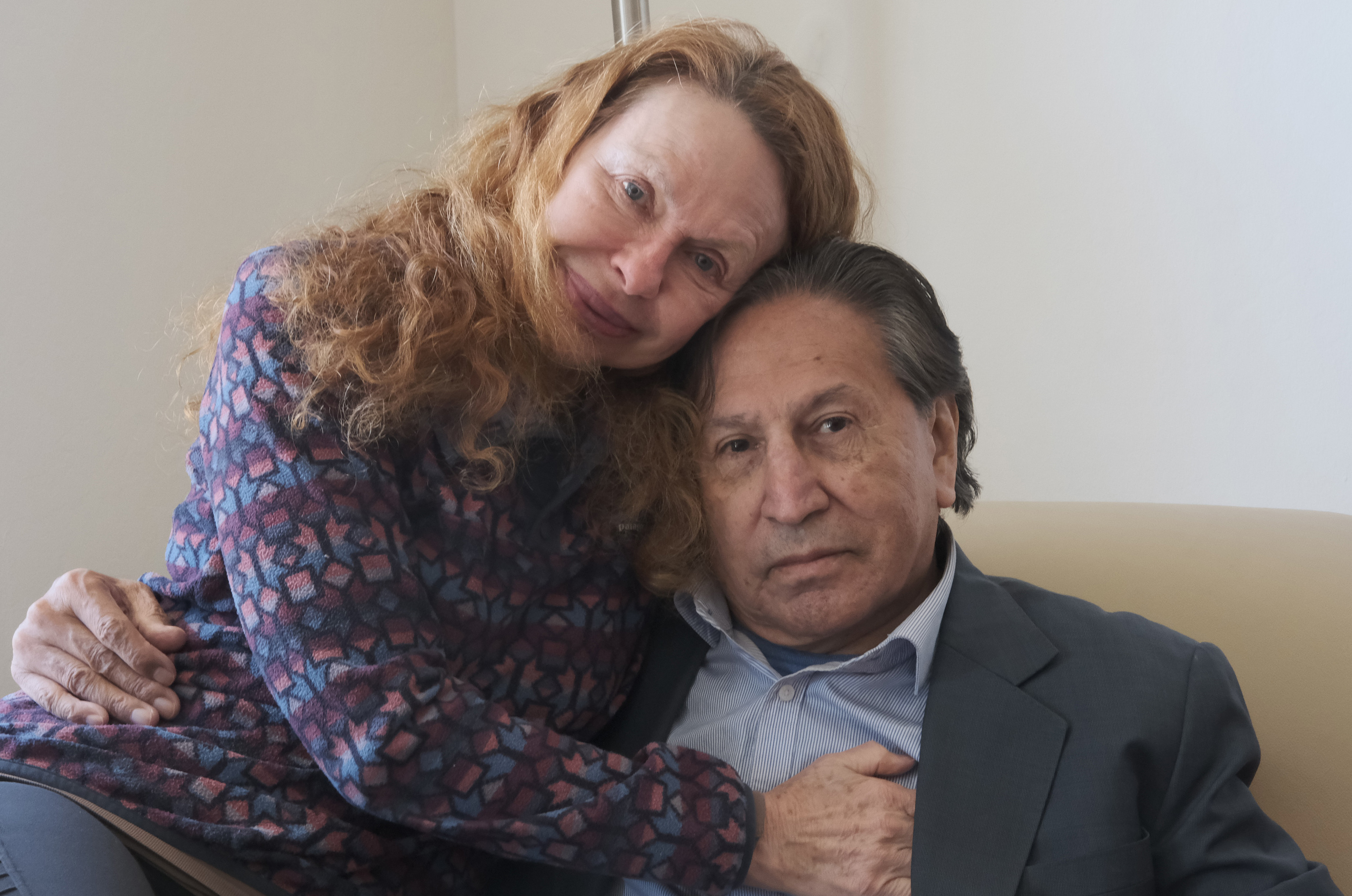 El expresidente peruano  Alejandro Toledo posa hoy junto a su esposa, Eliane Karp, durante una entrevista con Efe en Menlo Park, California (EE.UU).