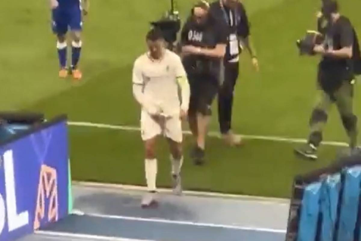 Cristiano Ronaldo se toca los genitales.