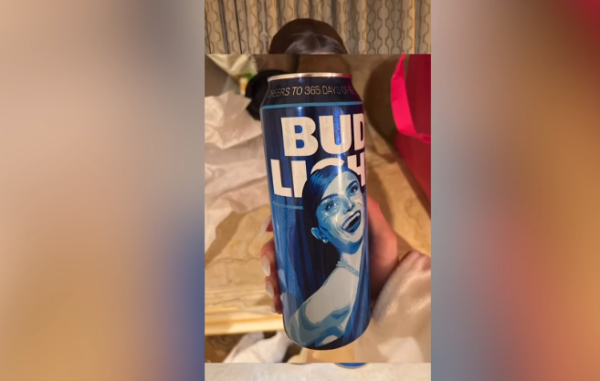 El 'regalo' de la cerveza Bud Light a una influencer transgnero que ha desatado la ira de los conservadores de EEUU