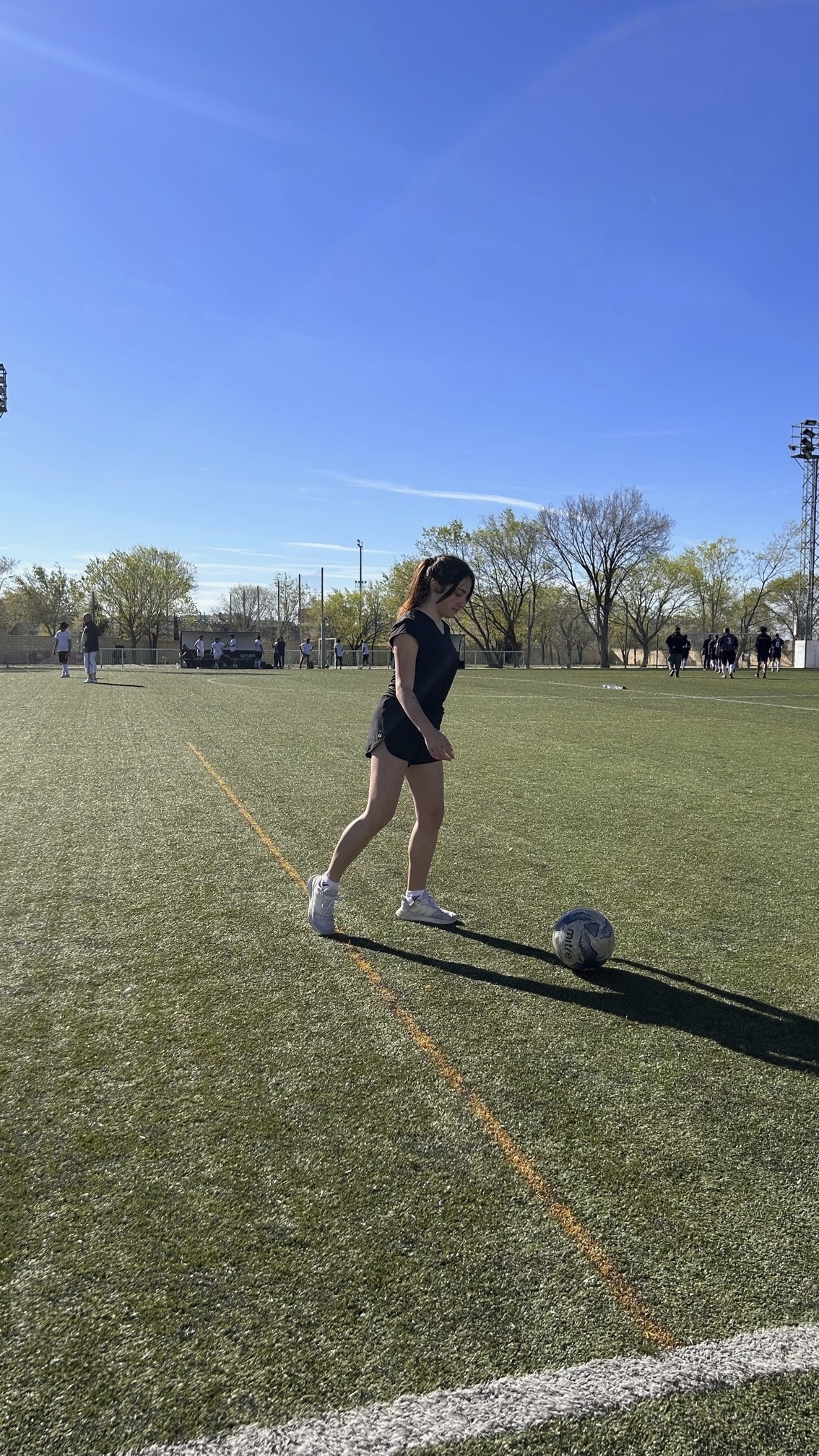 Marta Cid jugando al fútbol, una de sus aficiones