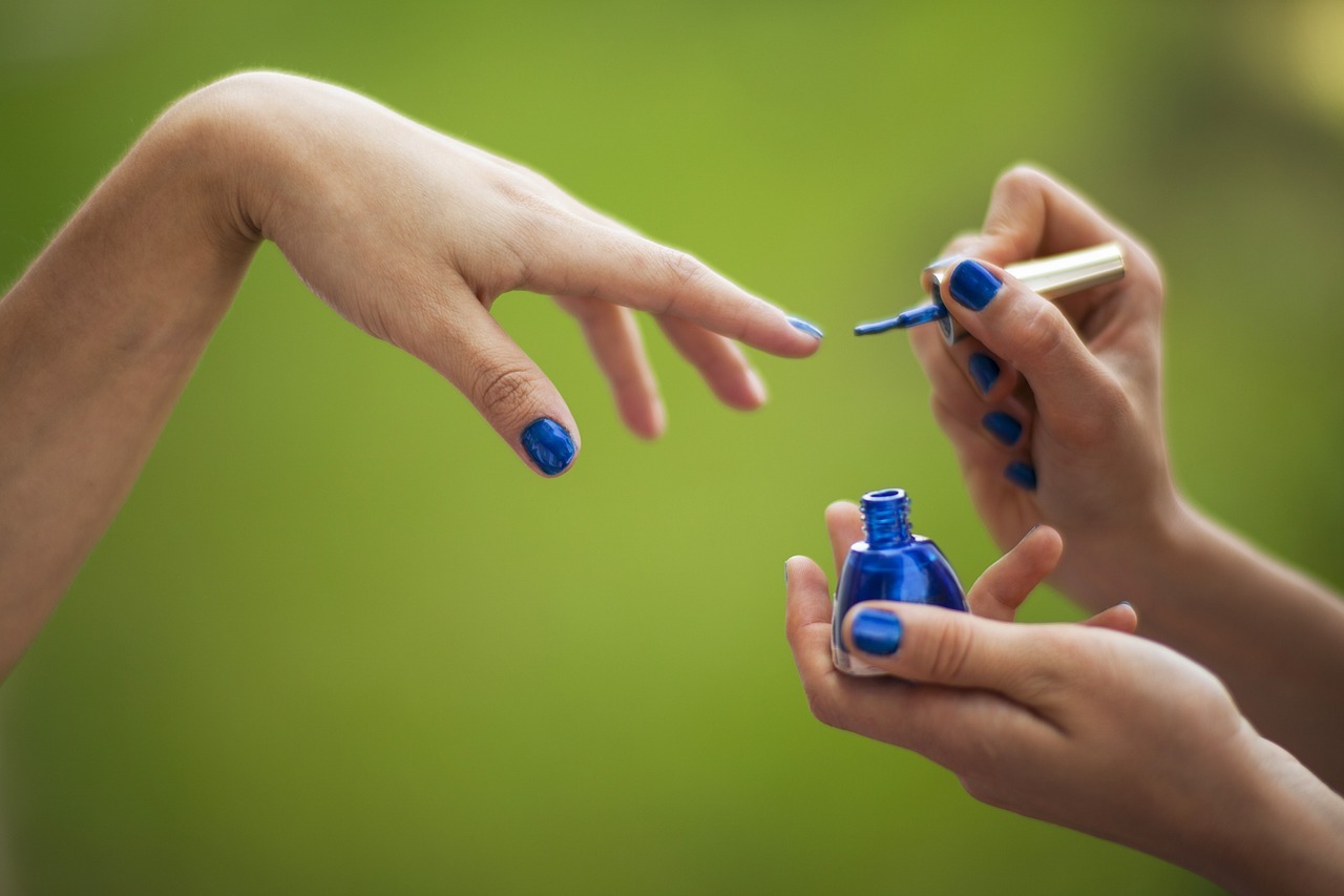 Uñas azul eléctrico: 10 diseños originales con el color del verano | Belleza