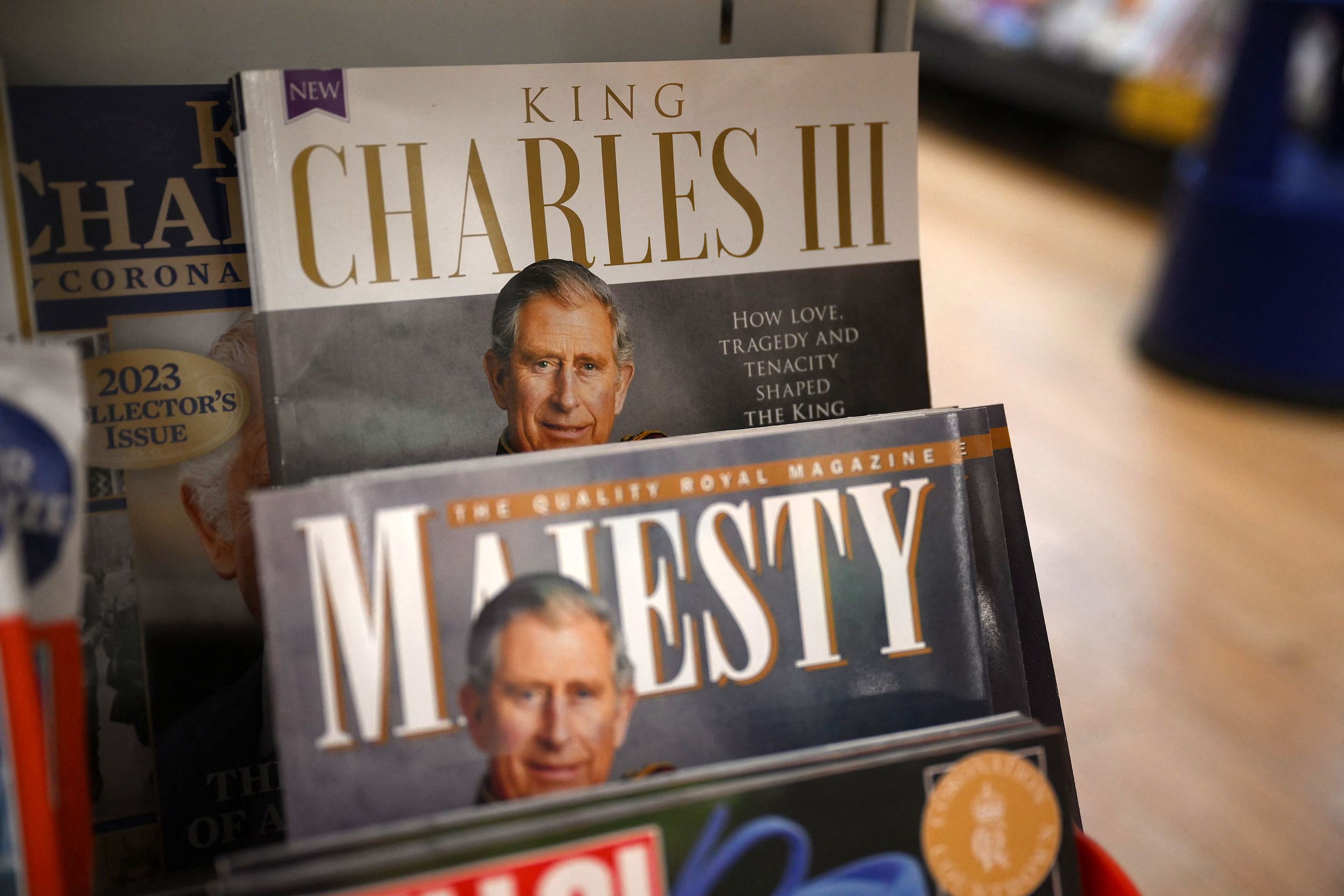 La coronacin de Carlos III, como portada de varias revistas, en Londres.