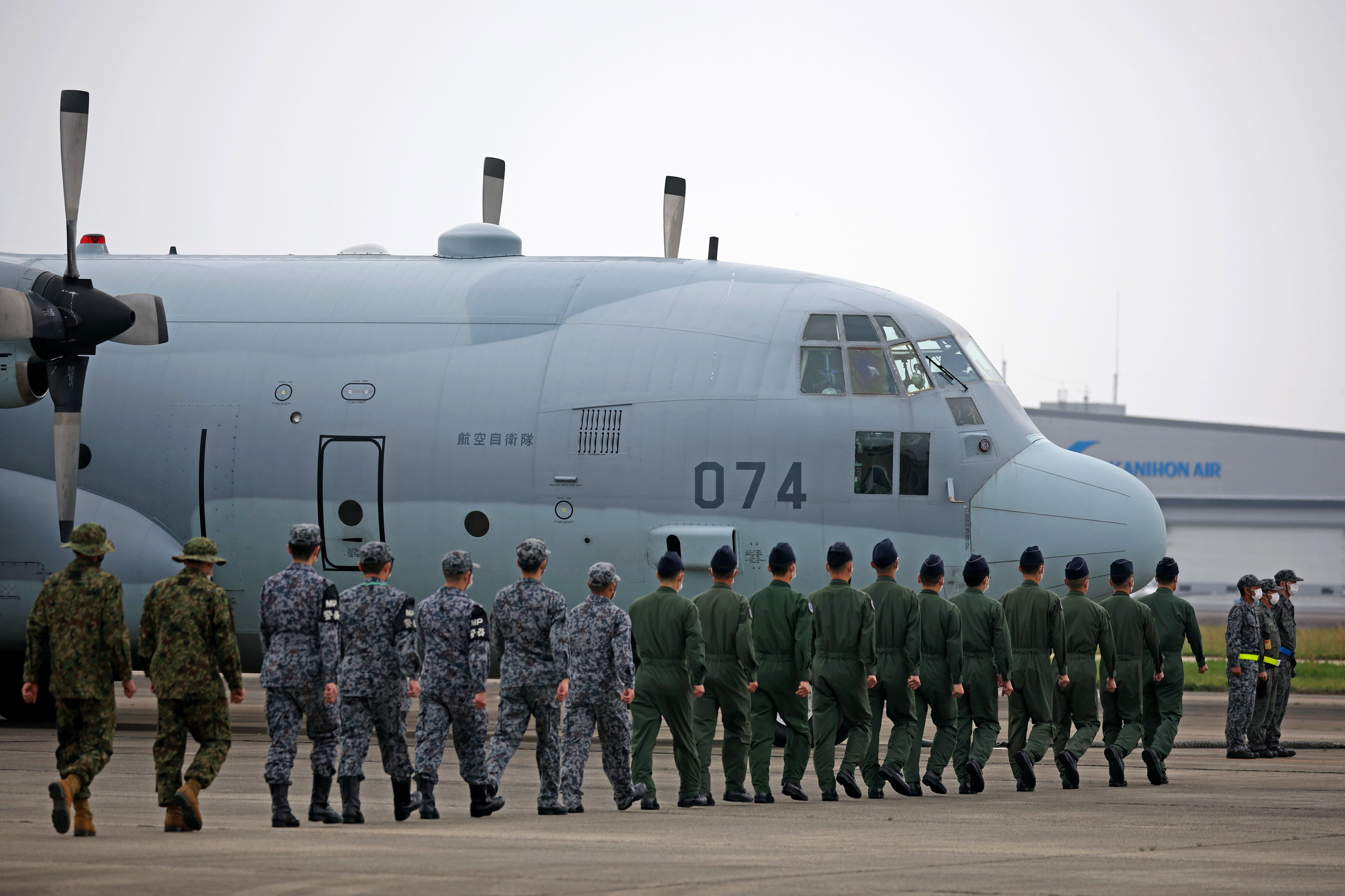 Miembros del Ejército del Aire japonés se trasladan a Yibuti para evacuar a sus nacionales atrapados en Sudán.