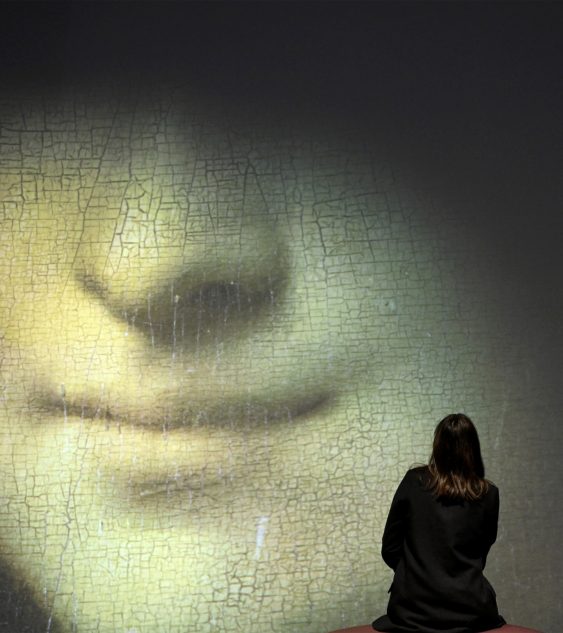 Una visitante ante las pantallas gigantes de 'La Gioconda: la exposicin inmersiva' en Marsella.