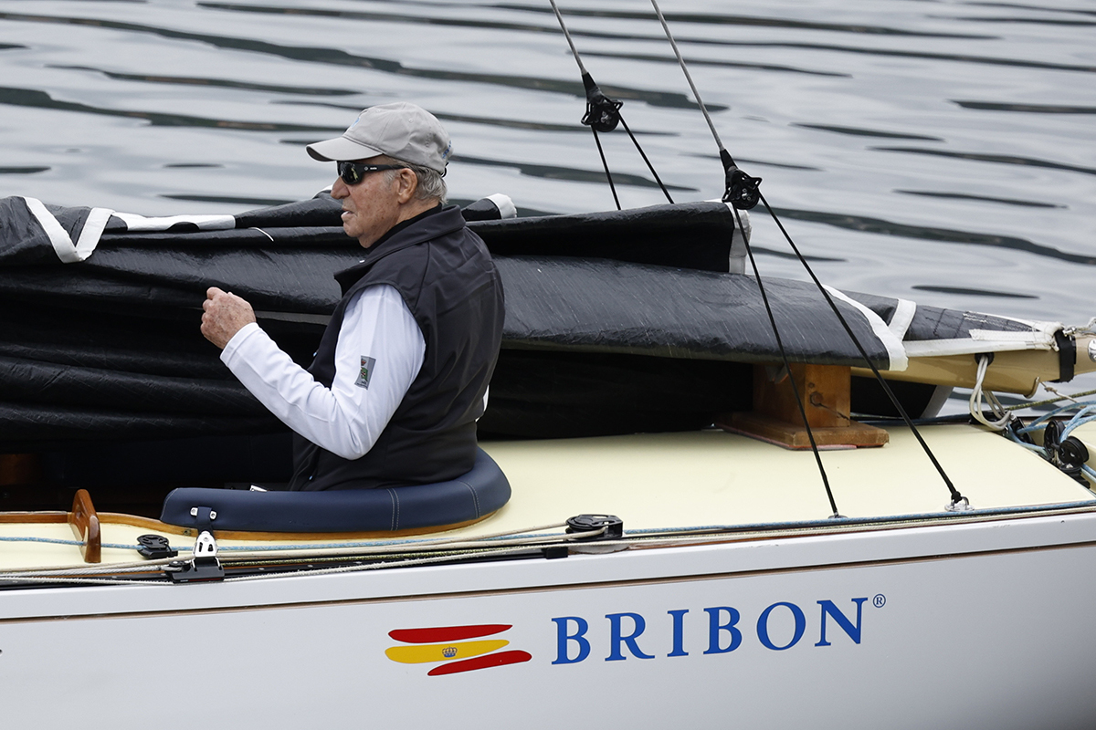 Juan Carlos I en su velero Bribn