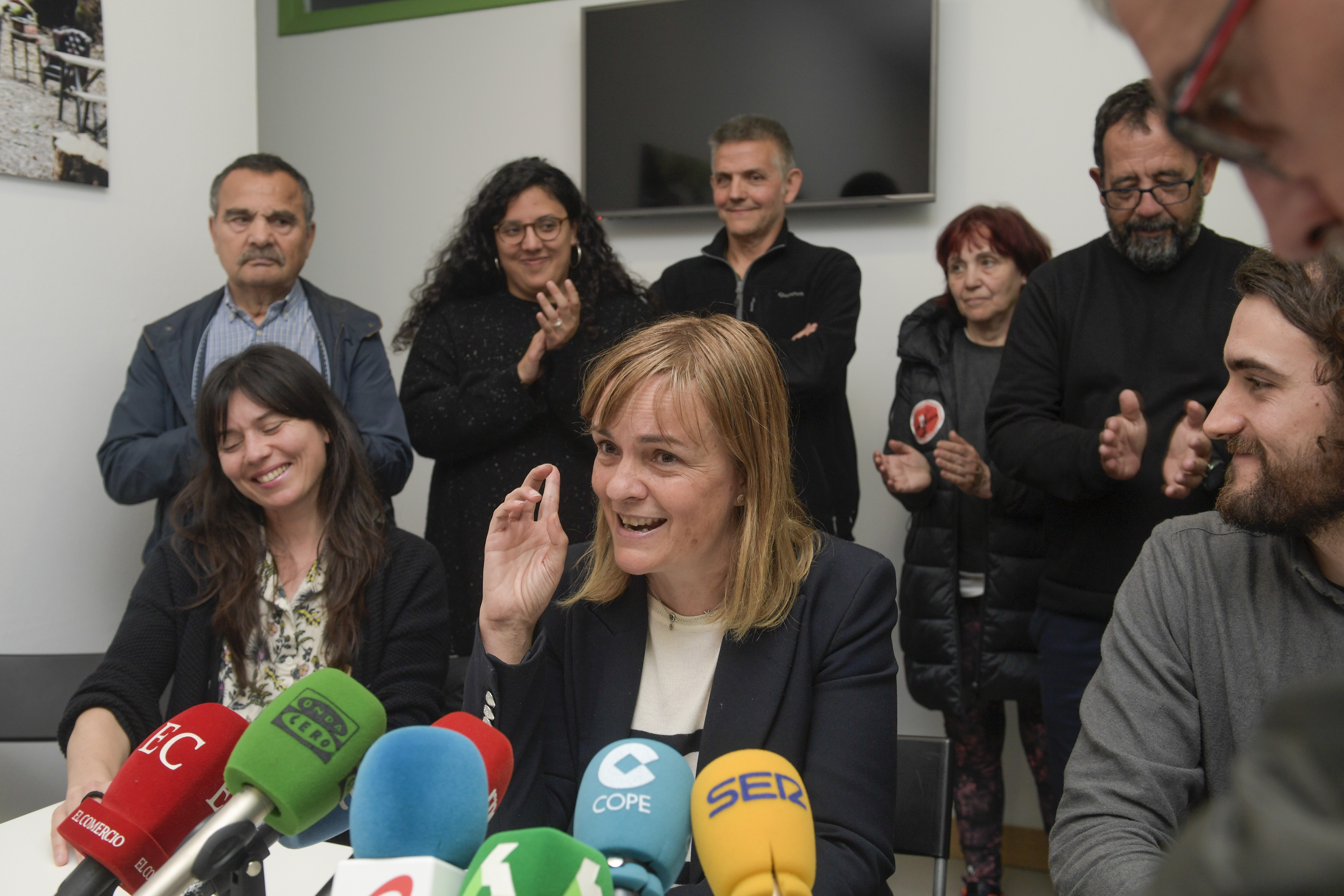 La candidata de Podemos en Asturias, Covadonga Tom, y el resto de su equipo, hoy en Gijn.