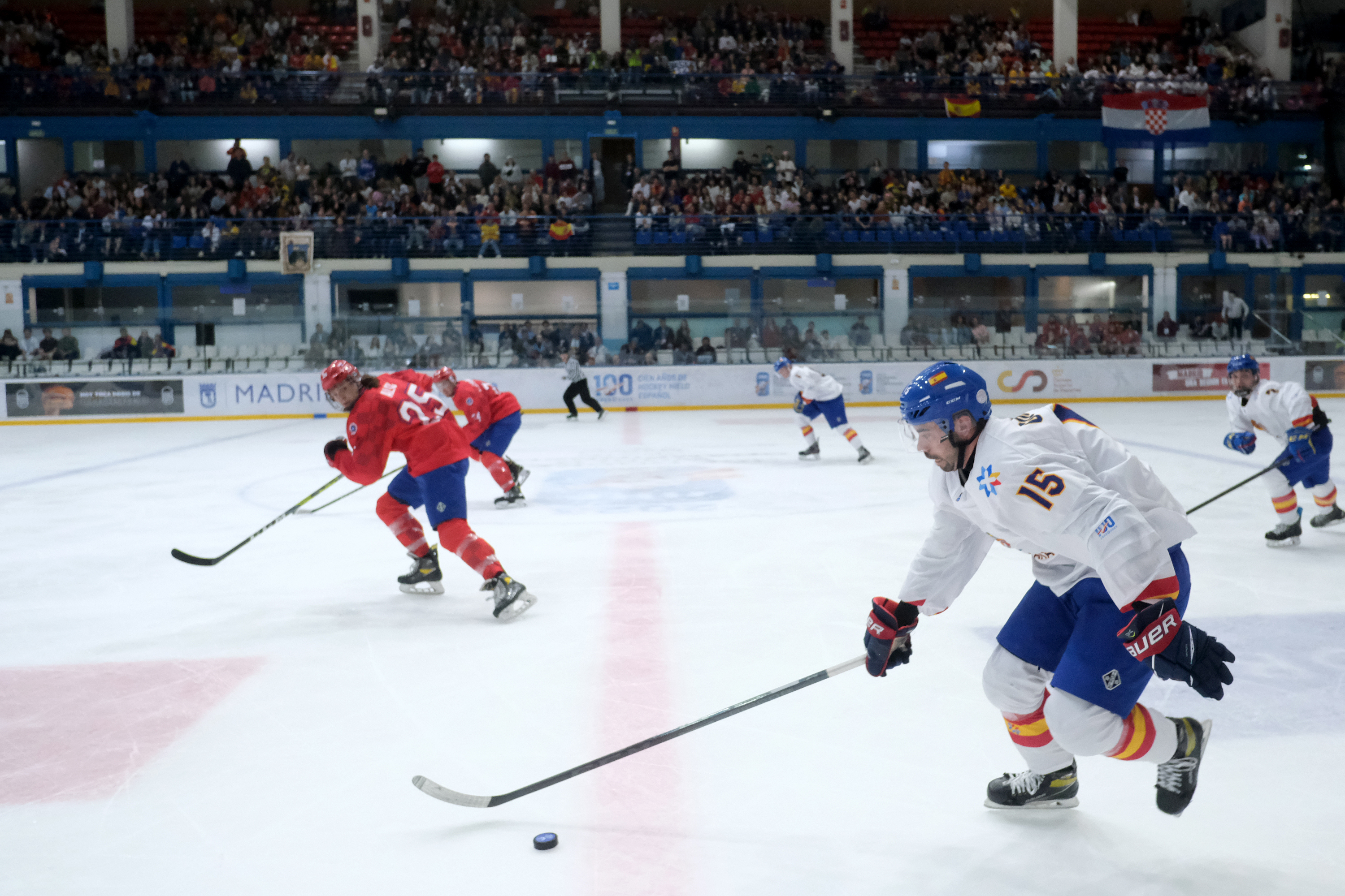 La seleccin espaola de hockey sobre hielo durante su partido contra Croacia en Madrid