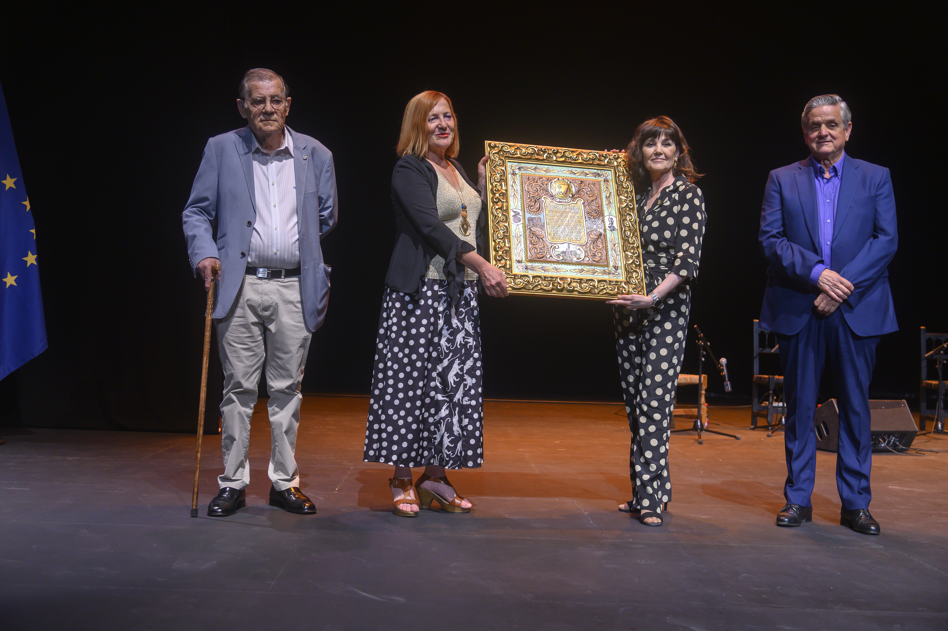 Inmaculada Aguilar recibe el 'Cordobn' de manos de Esperanza Caro, alcaldesa de Palma del Ro