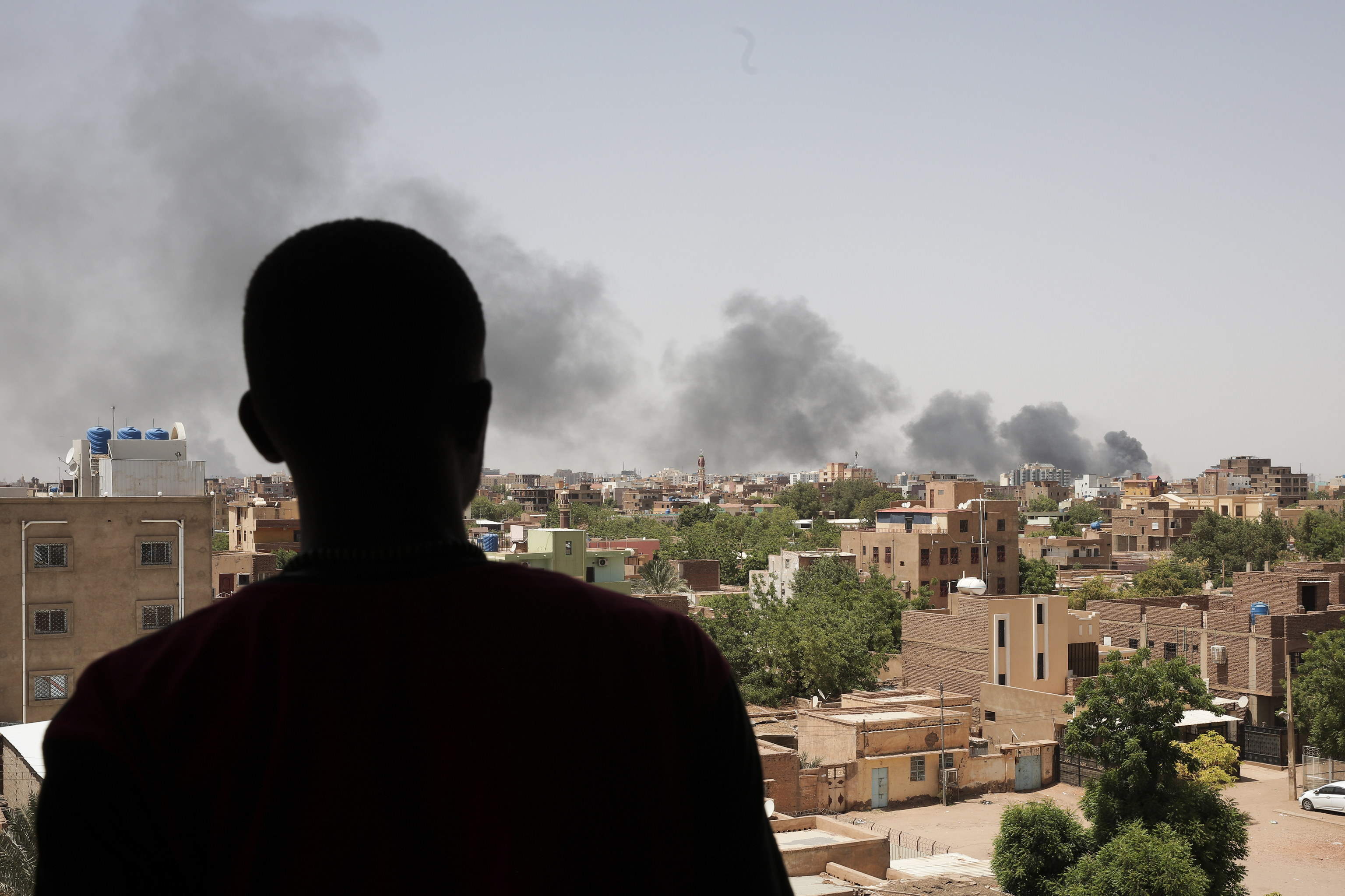 Columna de humo por los combates en Jartum