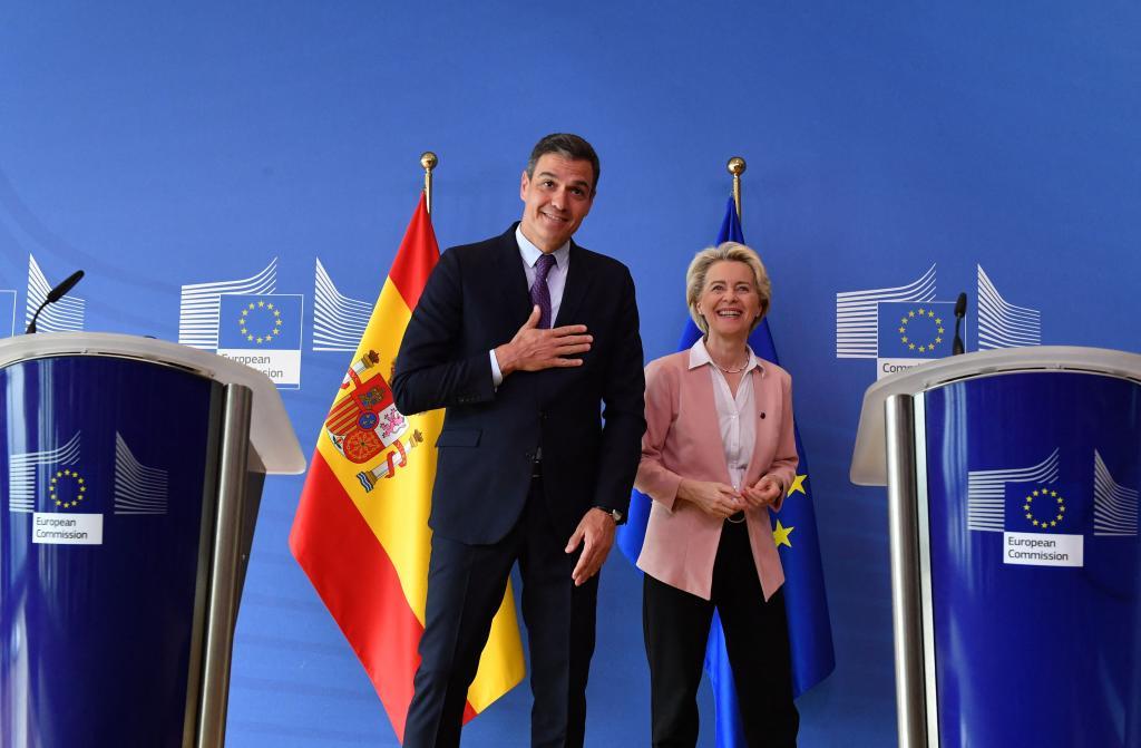 Pedro Sánchez junto a Ursula von der Leyen, presidenta de la Comisión Europea.