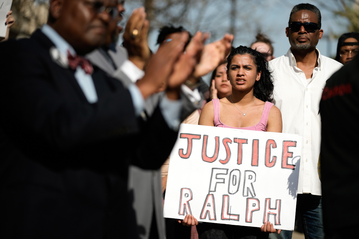 Una chica sostiene una pancarta en una concentración de apoyo a Ralph Yarl.