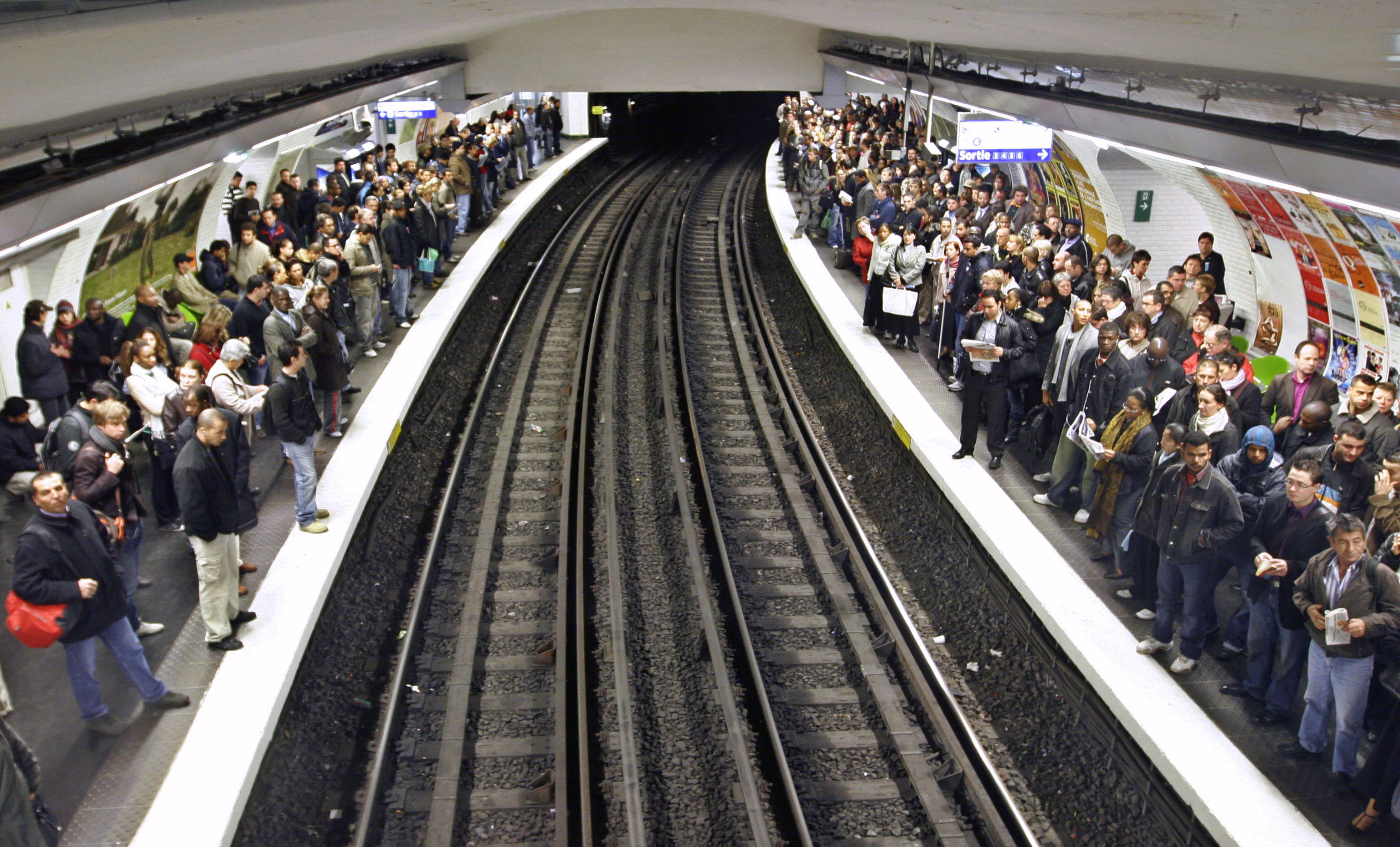Andenes de una estacin del metro de Pars, arrebatados de gente por las jornadas de protestas.