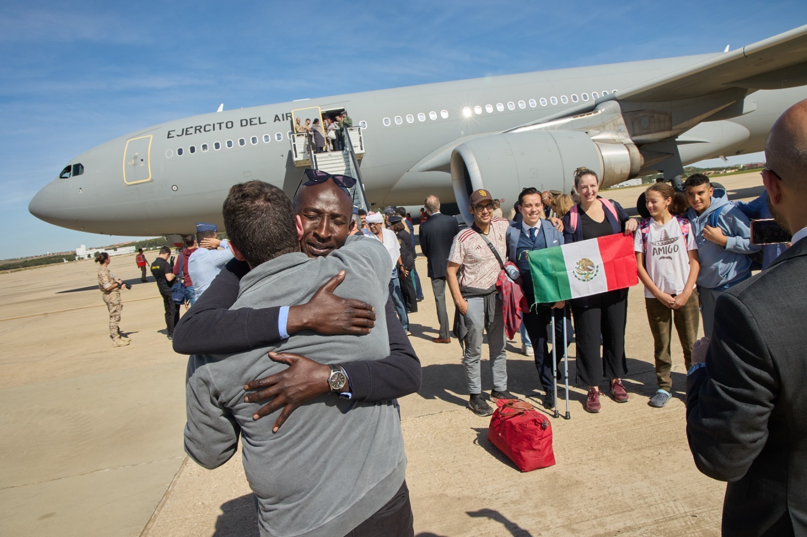 Uno de los evacuados celebra su llegada a España.