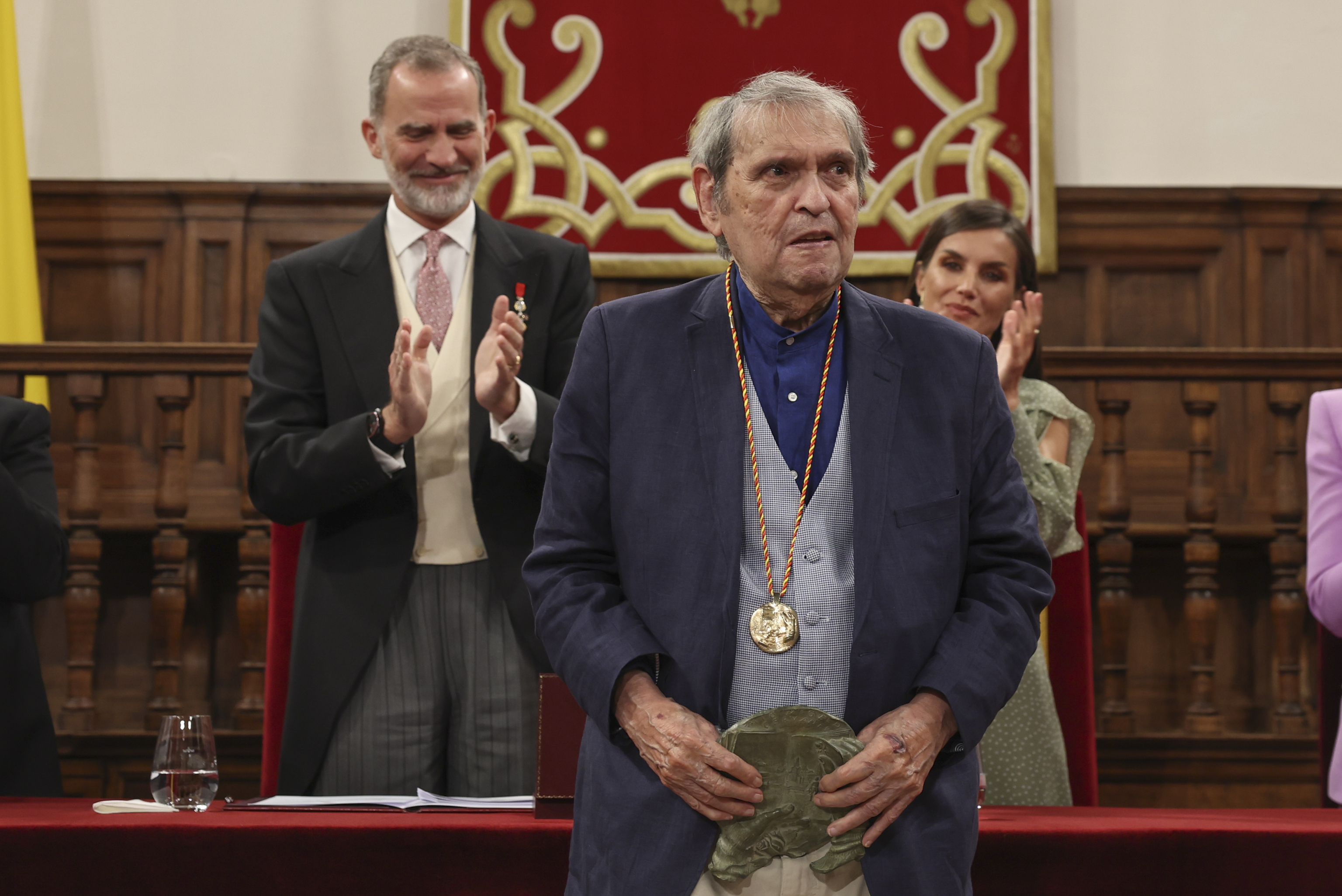 Rafael Cadenas, tras recibir el Premio Cervantes de manos de los reyes Felipe y Letizia.