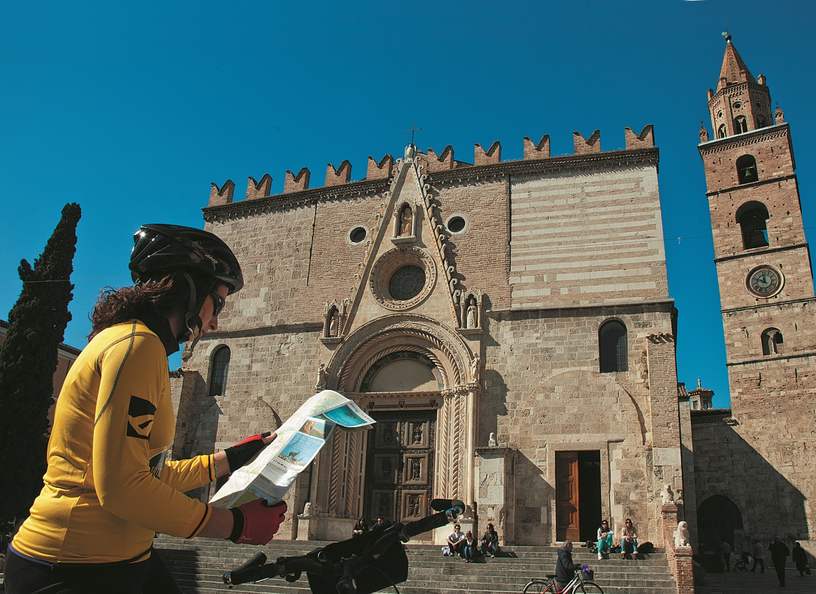 Una ciclista consulta un mapa en la localidad de Téramo.