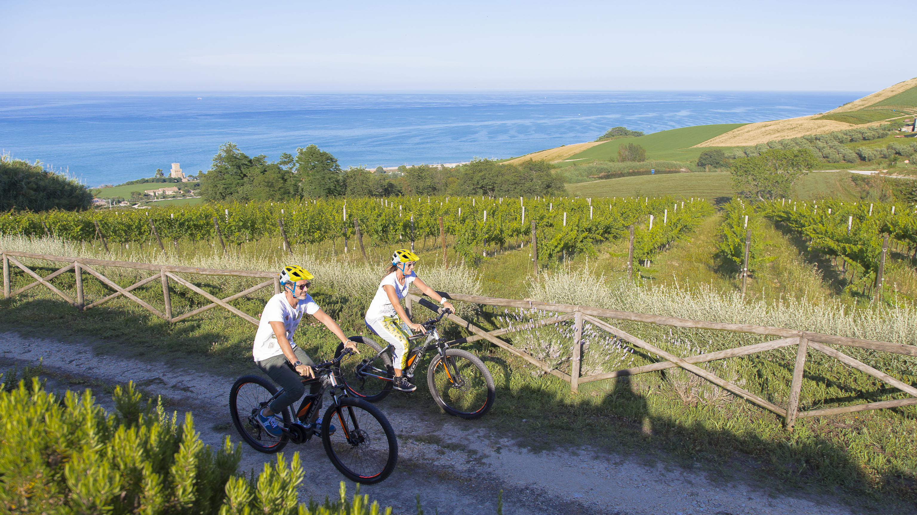Dos ciclistas, en la costa de Los Abruzos, donde arranca el Giro de Italia.