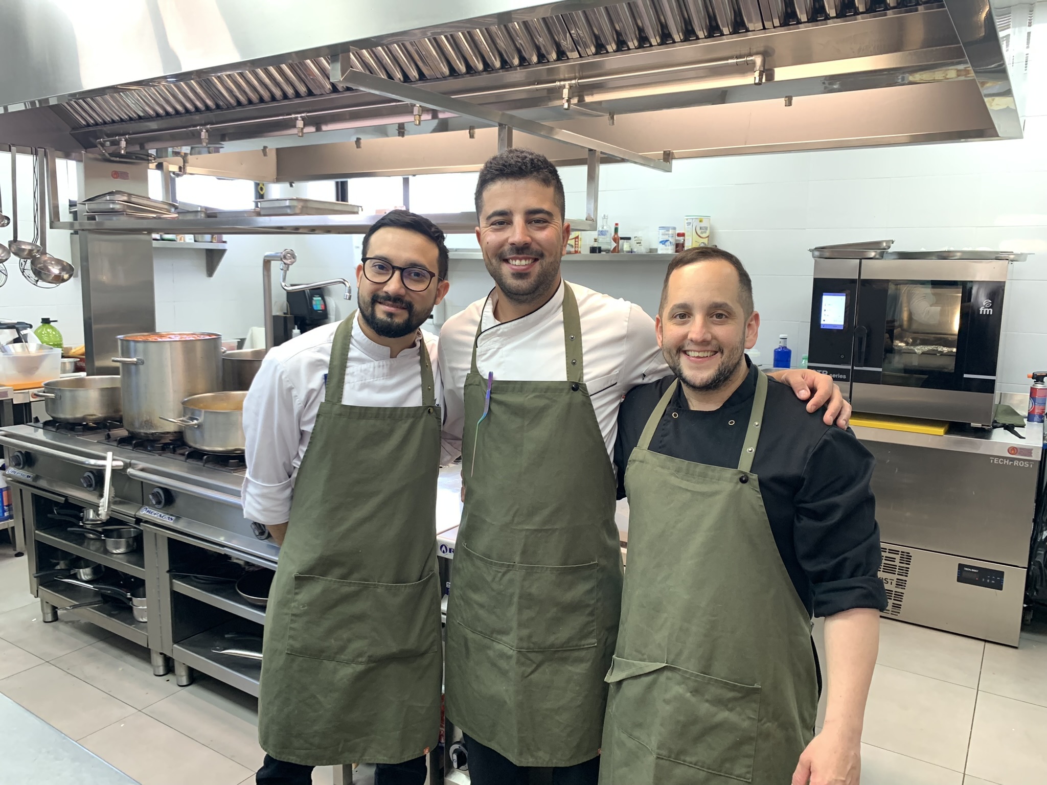 Manuel con otros dos cocineros de su equipo.