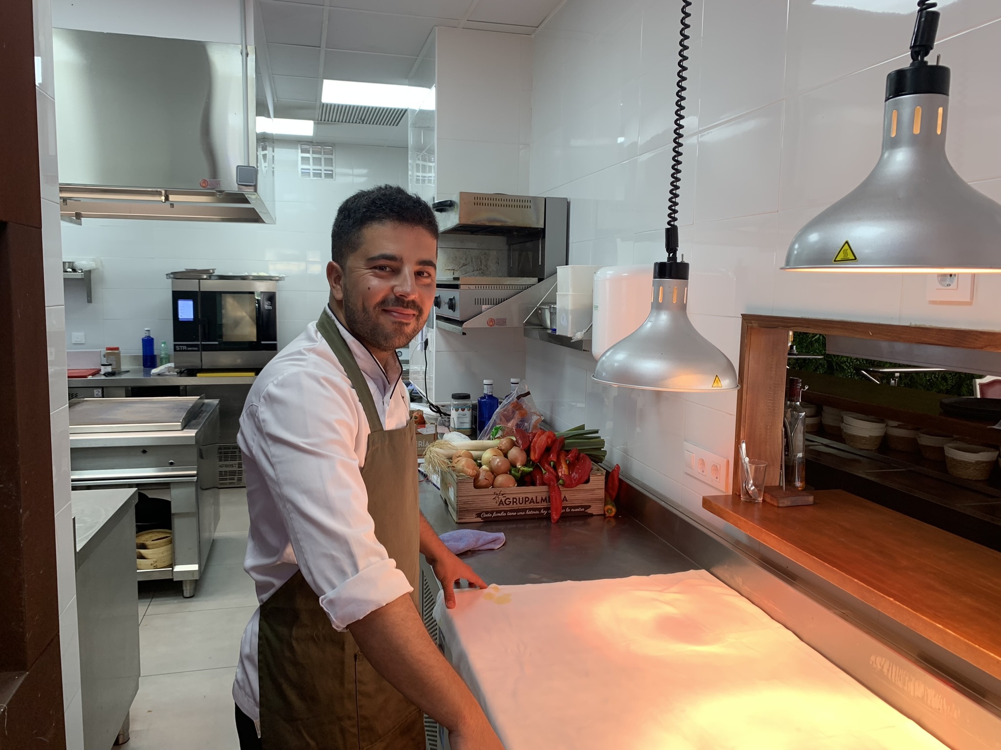 El chef Manuel Sandonís en la cocina del restaurante Desguaces La Torre.