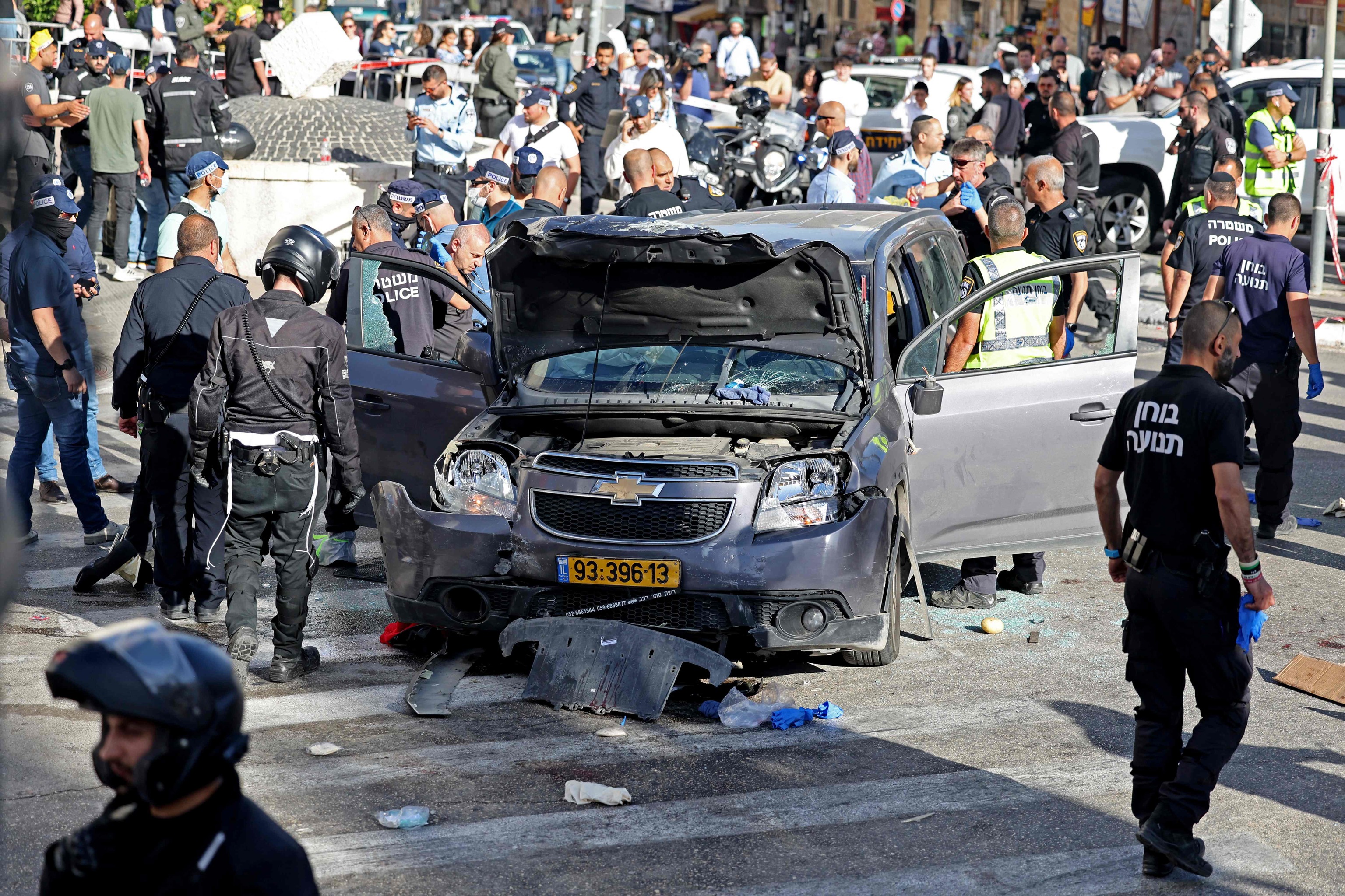 La polica israel inspecciona un vehculo daado en Jerusaln, hoy lunes.